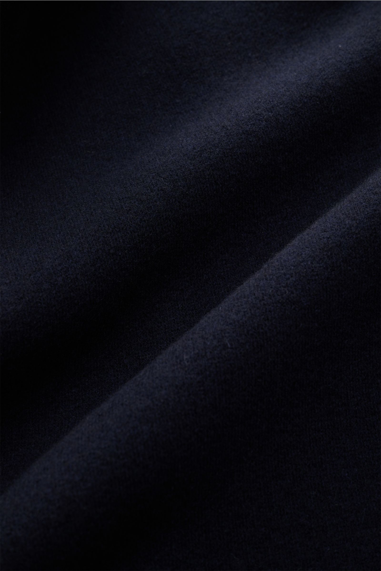 Das Bild zeigt eine Nahaufnahme des Stoffes der Zegna Jacke 'Alpe' navy, ein Mix aus Wolle und Cashmere mit softem Griff.
