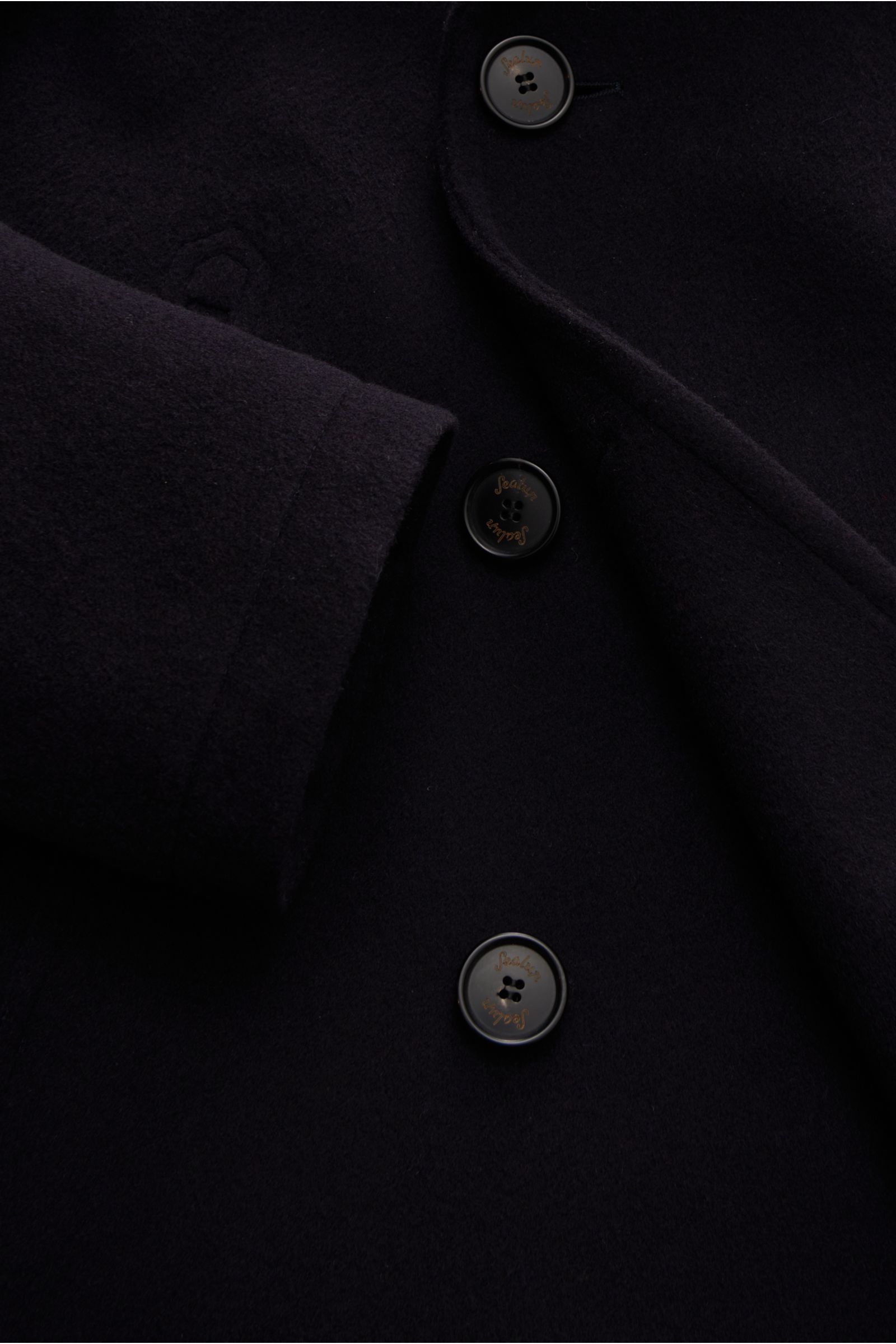 Nahaufnahme der Sealup Cabanjacke 'Amalfi Peacoat' dark navy aus weichem Wolle-Cashmere-Mix mit Slim Fit, breitem Reverskragen und drei Knöpfen.