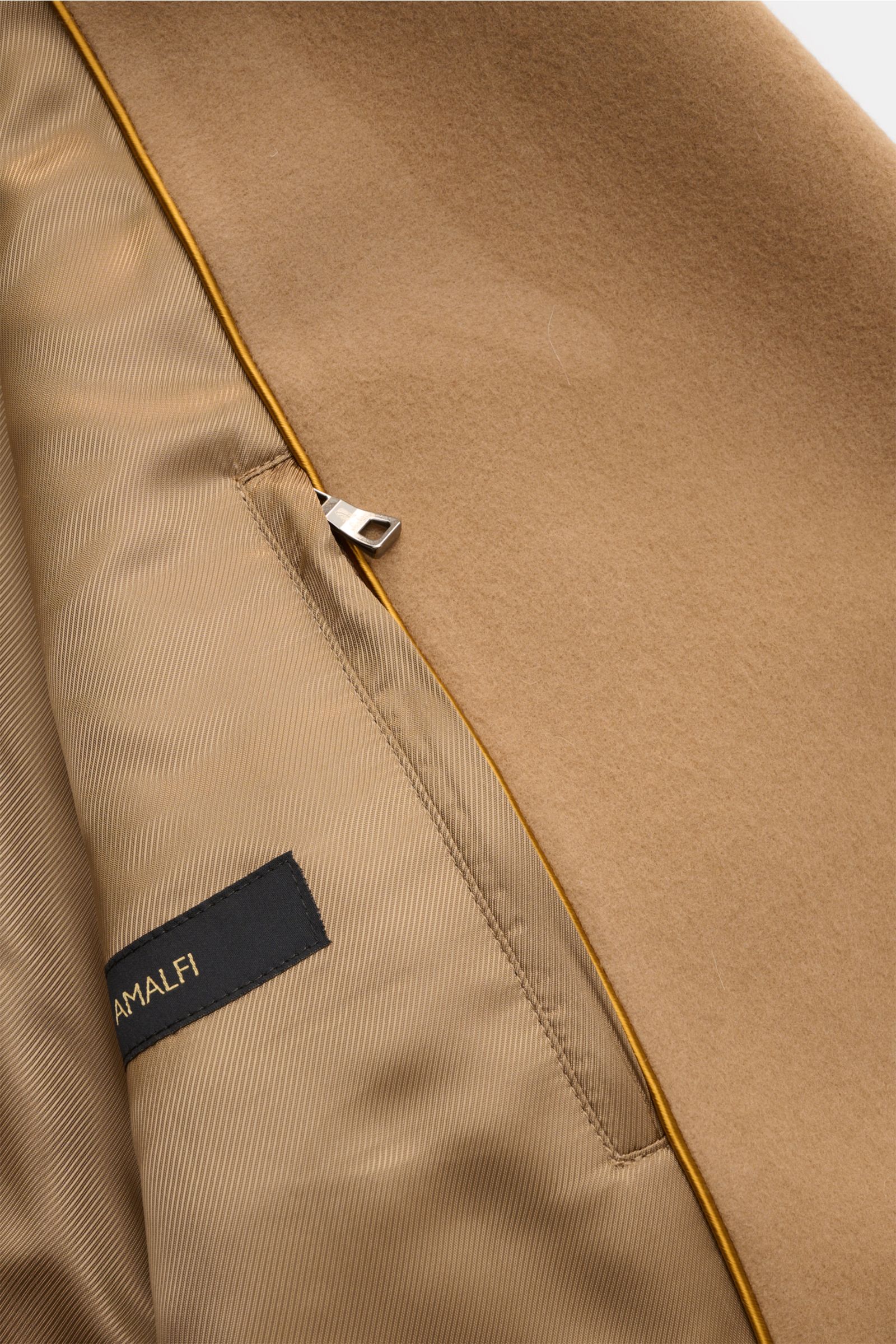 Sealup Cabanjacke 'Amalfi Peacoat' camel in Nahaufnahme innen, weiches Wolle-Cashmere-Material mit leichter Wattierung und Zipper-Innentasche sichtbar.