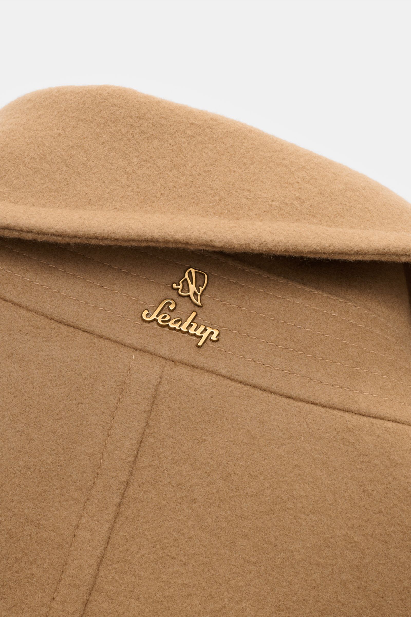 Nahaufnahme des breiten Reverskragens der Sealup Cabanjacke 'Amalfi Peacoat' camel mit weichem Woll-Cashmere-Mix und kleinem Metall-Logo.