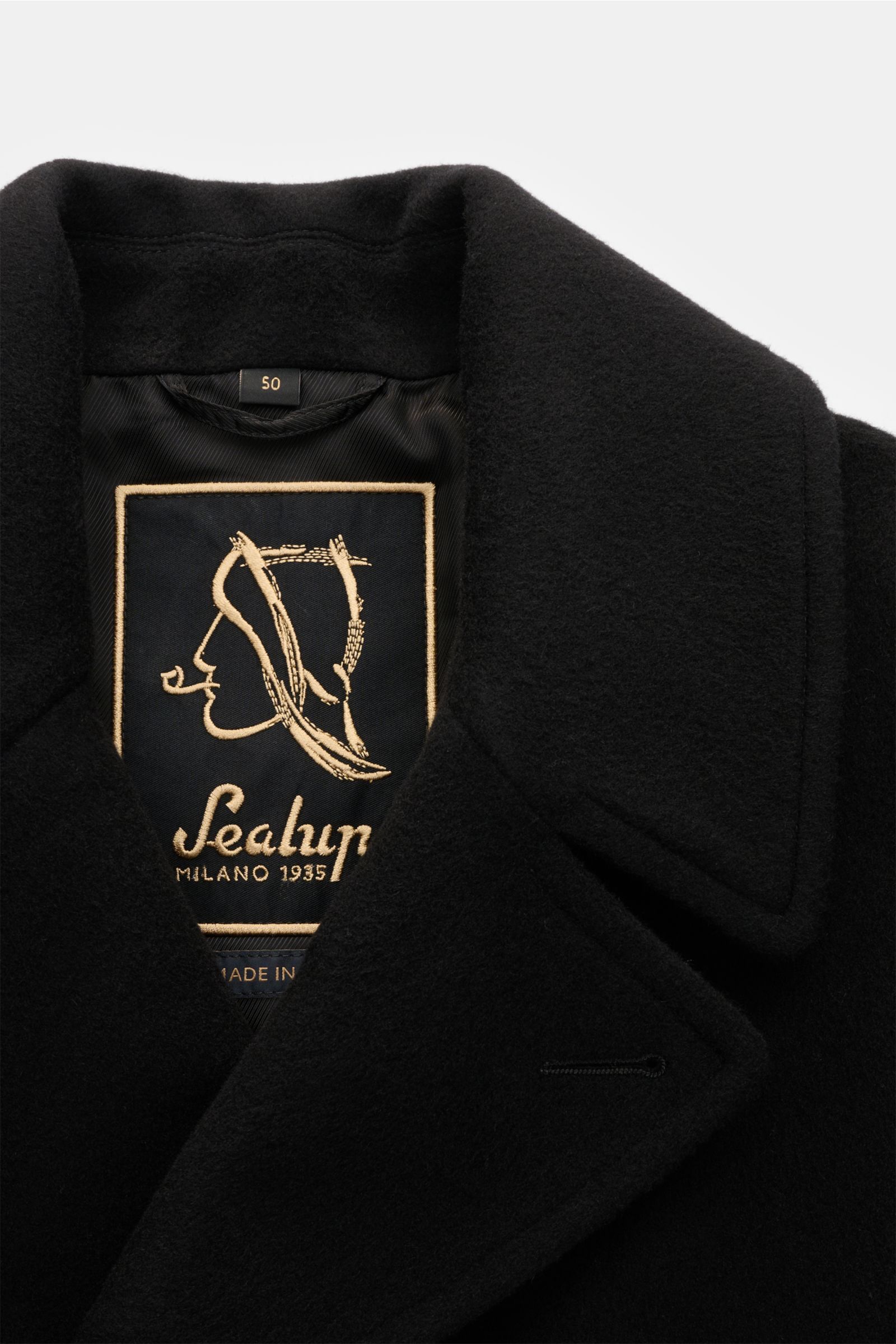 Nahaufnahme der weichen, schwarzen Sealup Cabanjacke 'Amalfi Peacoat' mit breitem Reverskragen aus Wolle und Cashmere.