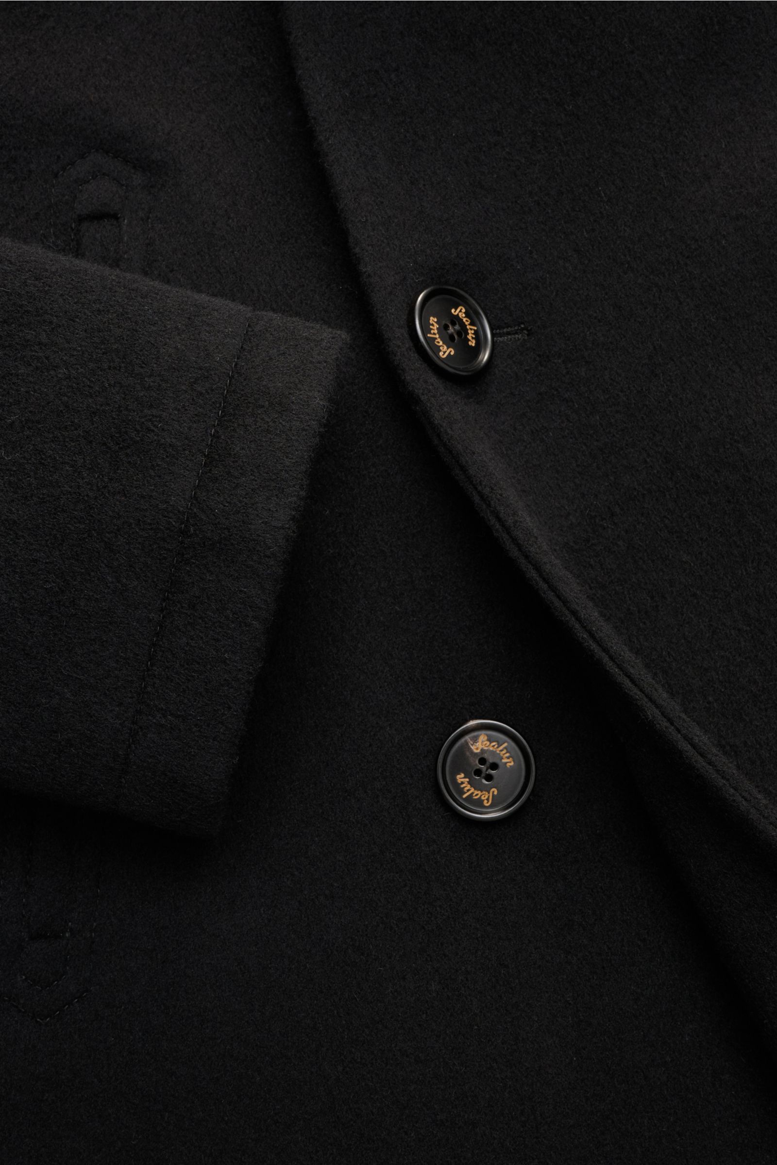 Alt-Tag (124 Zeichen): Nahaufnahme der Sealup Cabanjacke 'Amalfi Peacoat' schwarz mit weichem Woll-Cashmere-Mix und zweireihiger Knopfleiste.