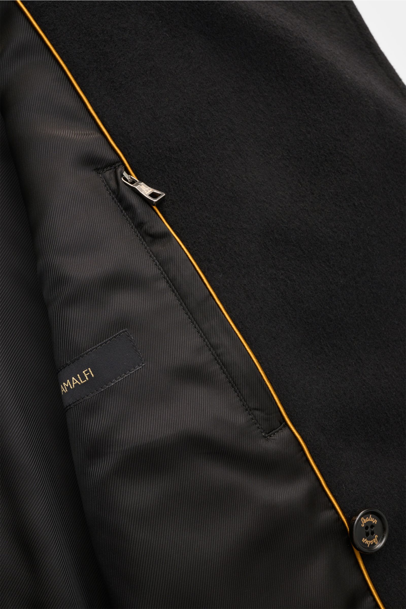 Nahaufnahme der Innenseite der Sealup Cabanjacke 'Amalfi Peacoat' schwarz mit Zipper-Innentasche, weichem Woll-Cashmere-Mix und feiner Wattierung.
