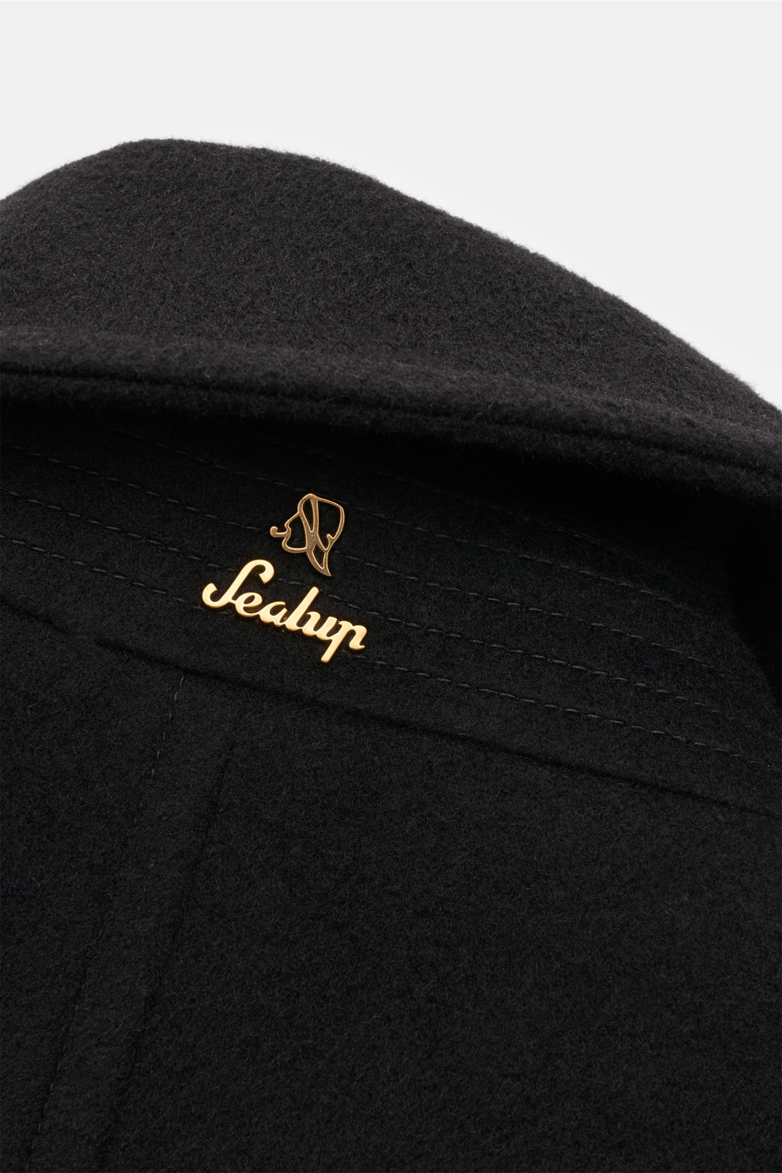 Sealup Cabanjacke 'Amalfi Peacoat' schwarz, Detailaufnahme vom breiten Reverskragen mit kleinem goldfarbenem Metall-Logo, weiche Wolle-Cashmere-Qualität.