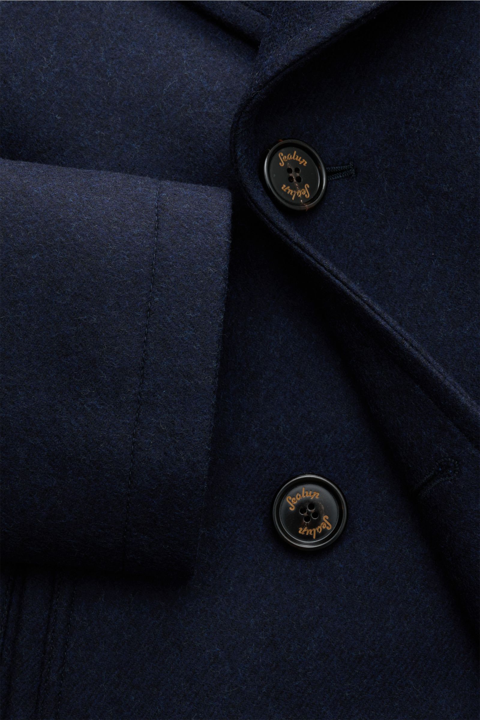 Nahaufnahme der Sealup Cabanjacke 'Amalfi Peacoat' navy aus reiner Wolle mit weichem Griff, leichter Wattierung und zwei Knöpfen.