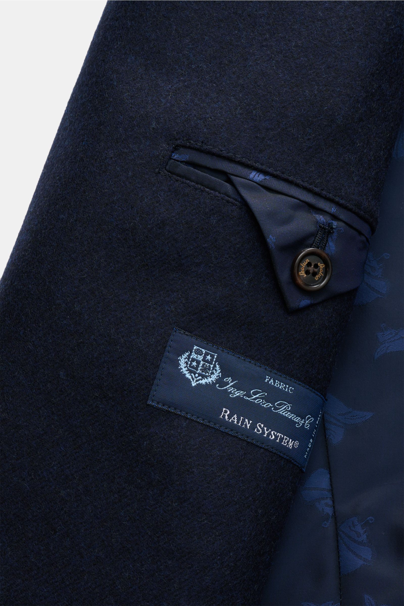 Nahaufnahme der Innenseite der Sealup Cabanjacke 'Amalfi Peacoat' navy aus reiner Wolle mit weichem Griff, leichter Wattierung, Innentasche, Metall-Logo, fotografiert von schräg oben.
