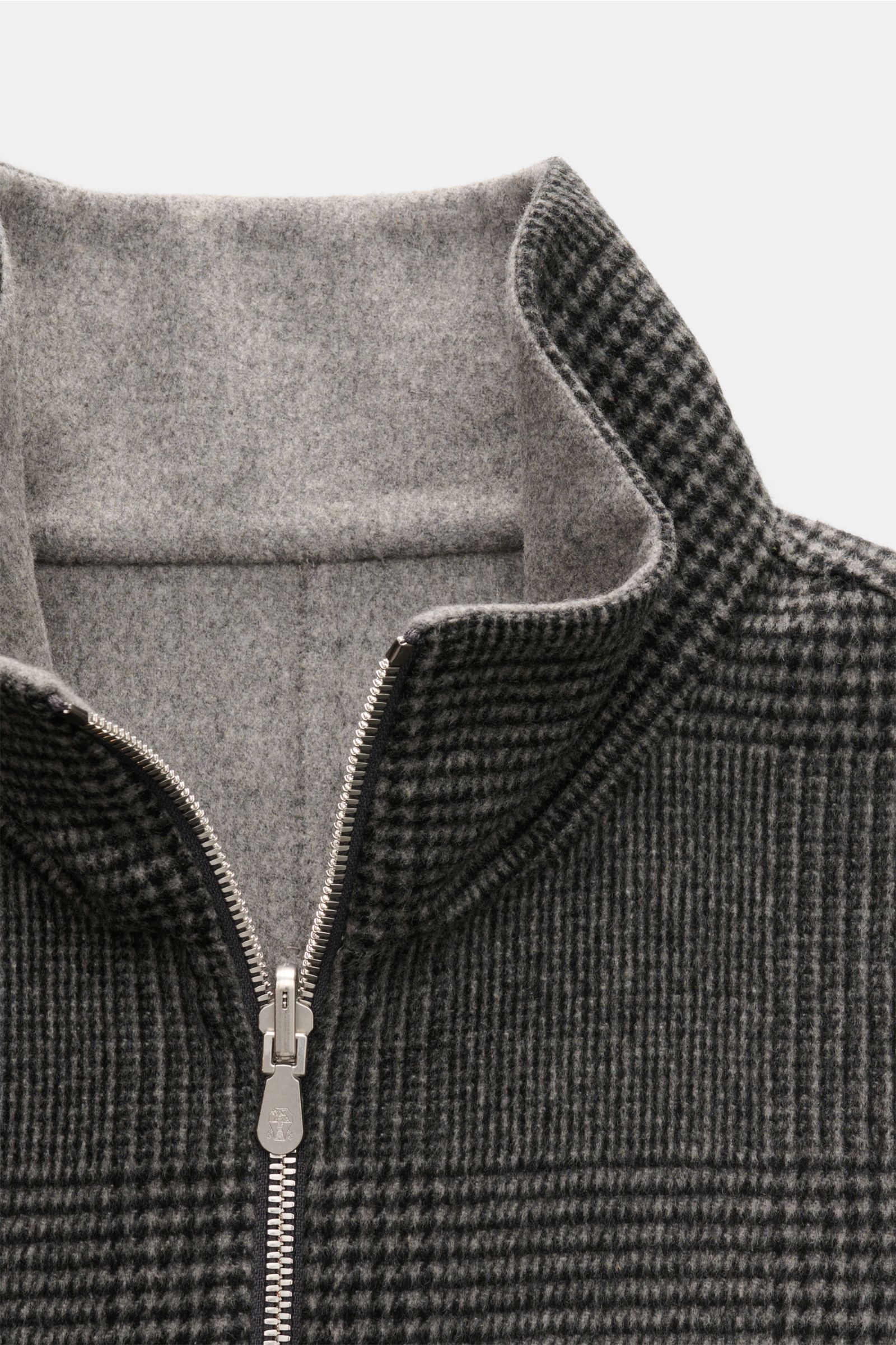 Brunello Cucinelli Cashmere Blouson schwarz/grau kariert, Slim Fit, Glencheck, Stehkragen, Zwei-Wege-Reißverschluss, Rippbündchen, Kängurutasche, Detailaufnahme von oben