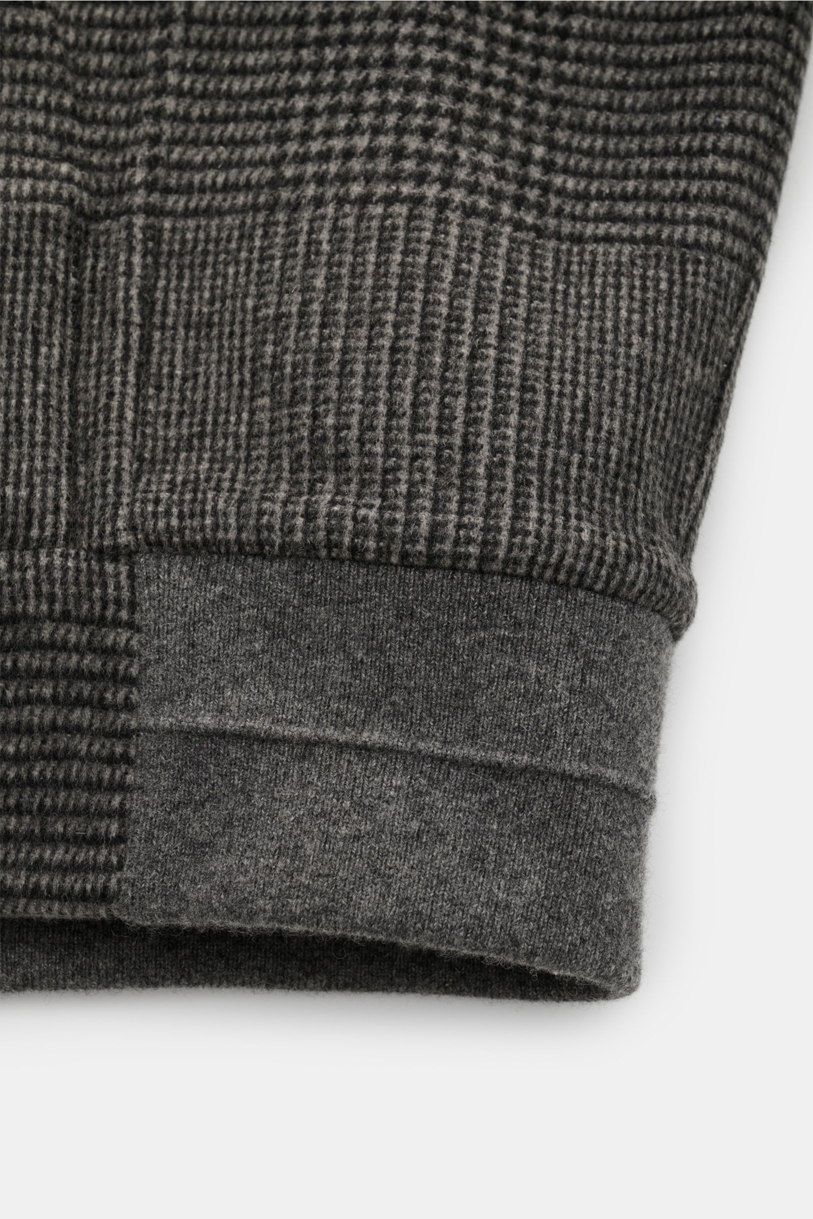 Nahaufnahme des Ärmelbündchens vom Brunello Cucinelli Cashmere Blouson schwarz/grau kariert mit Glencheck und weichem Griff.