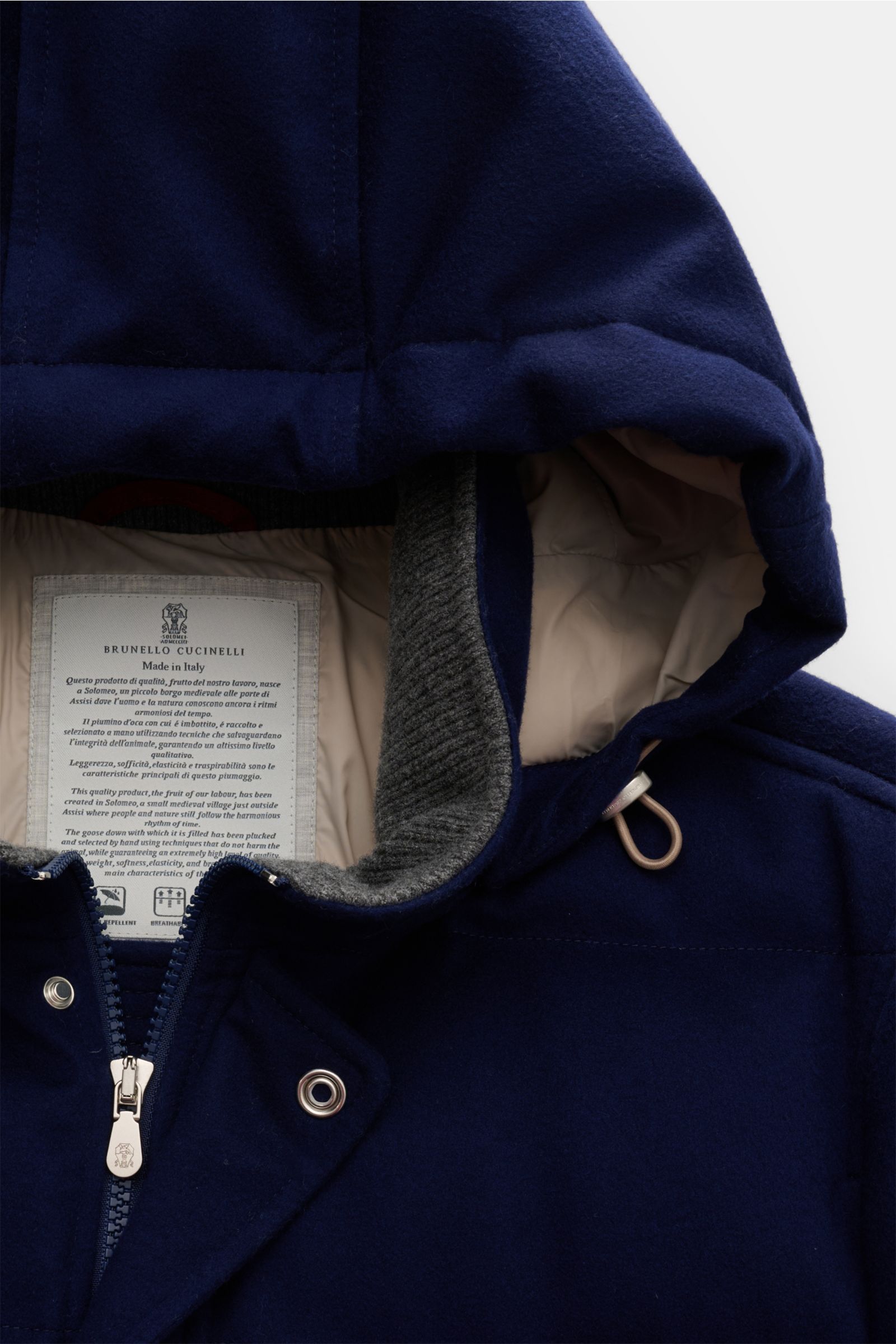 Brunello Cucinelli Daunenjacke dunkelblau aus reiner Wolle, Detailansicht von oben mit Kapuze, Reißverschluss und edlem Innenfutter.