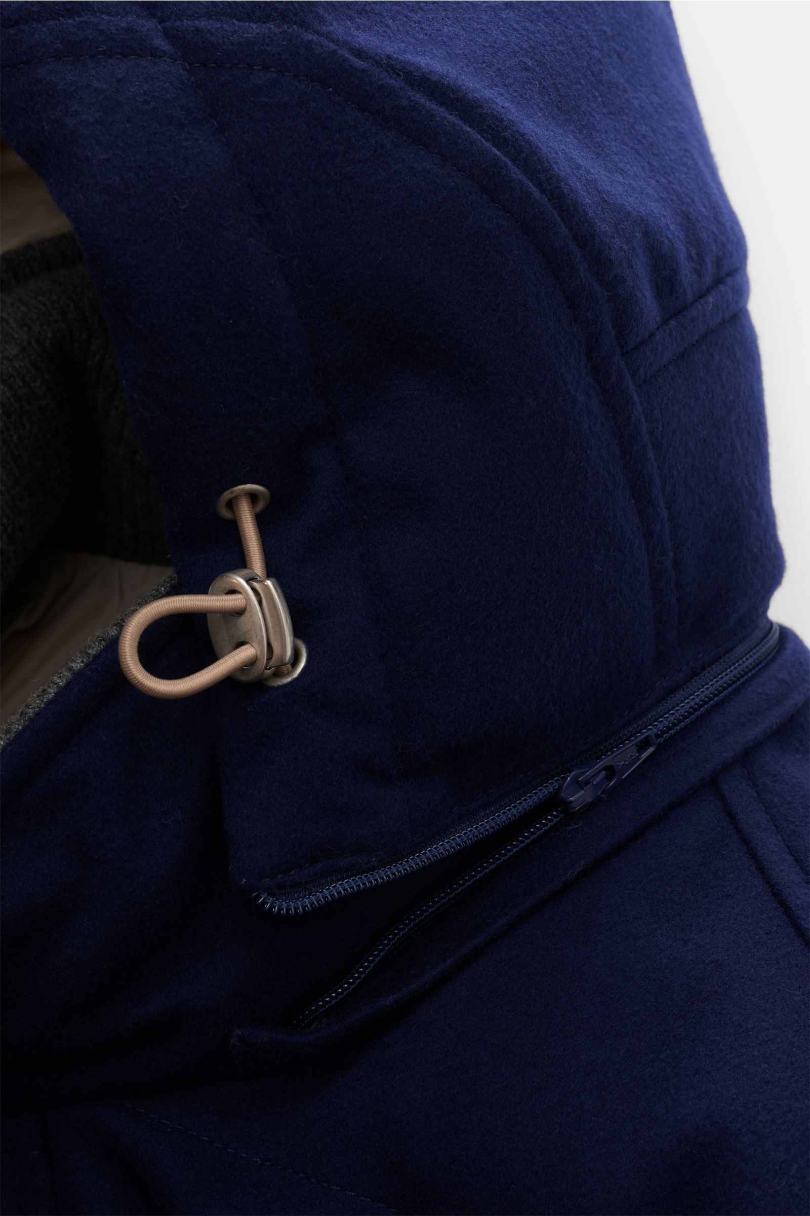 Nahaufnahme der abnehmbaren Kapuze der dunkelblauen Brunello Cucinelli Daunenjacke aus reiner Wolle mit Reißverschluss und Kordelzug.