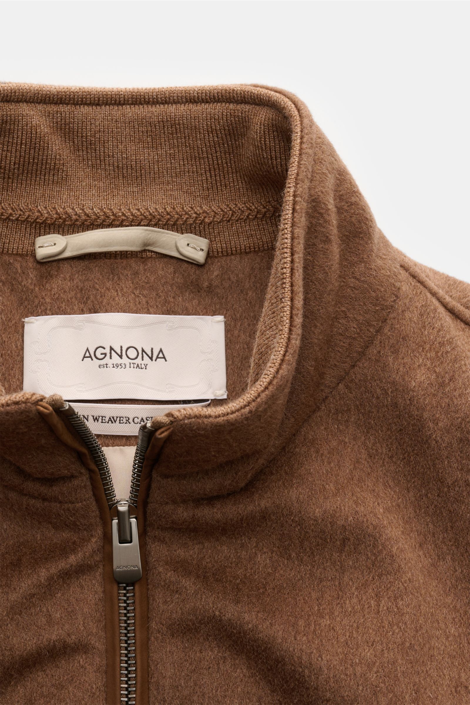 Nahaufnahme des braunen Agnona Cashmere Blouson aus reiner Cashmere-Naturfaser mit Stehkragen und sichtbarem Zwei-Wege-Reißverschluss.
