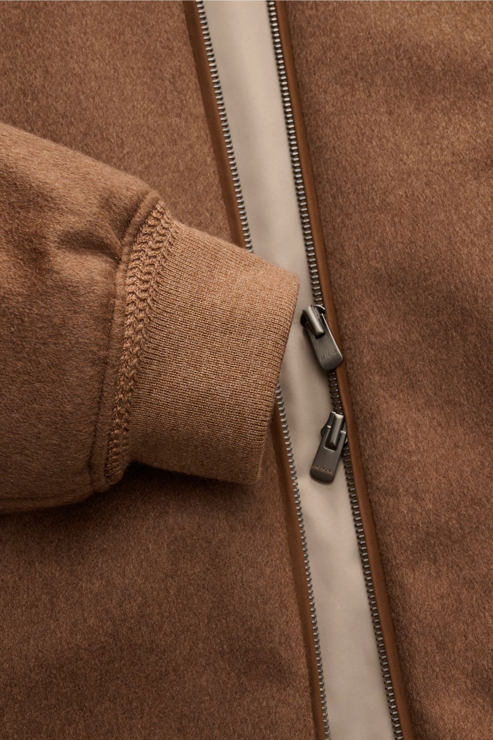 Nahaufnahme des braunen Agnona Cashmere Blouson mit weichem Griff, elastischem Ärmelbündchen und zwei-Wege-Reißverschluss.