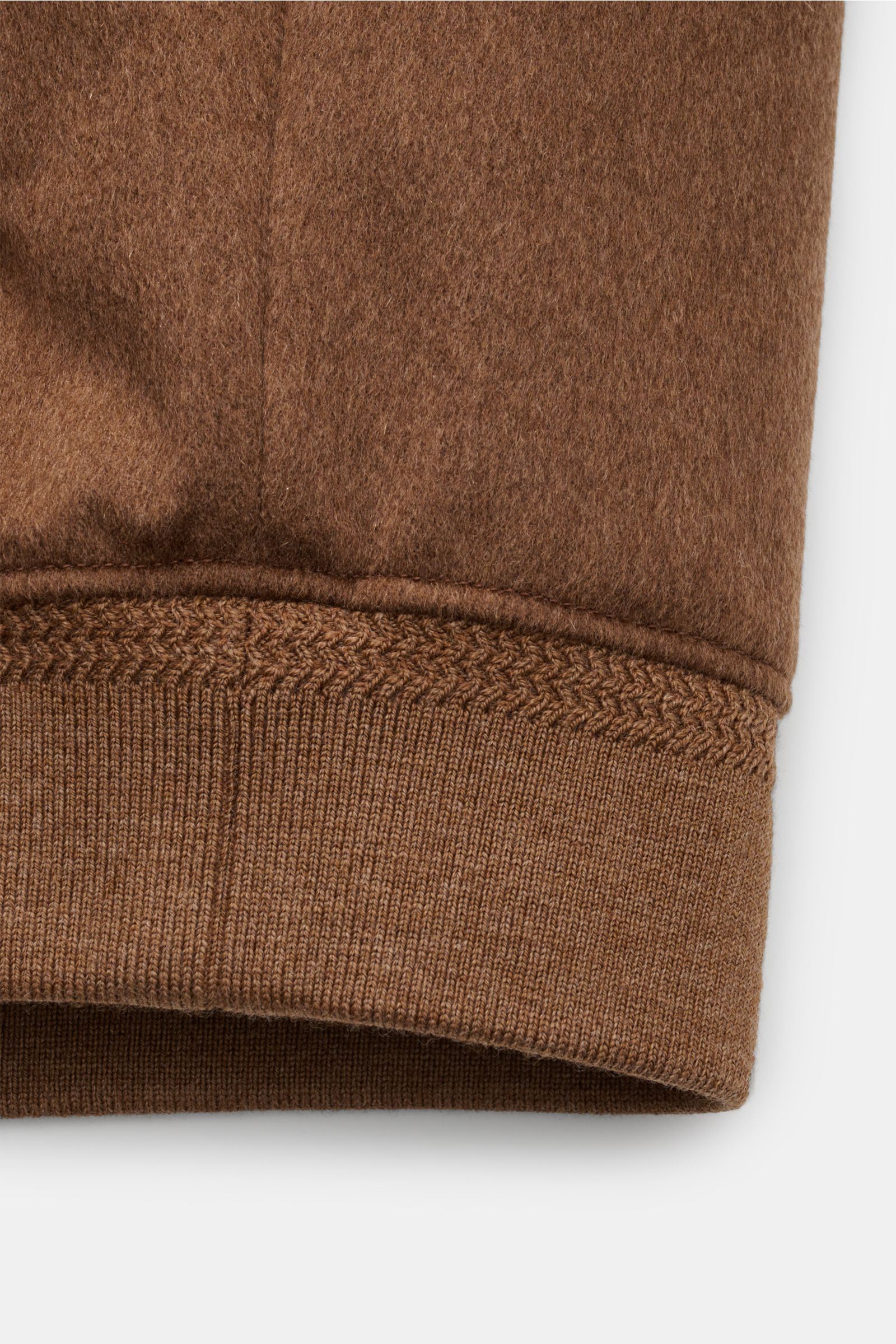 Nahaufnahme des elastischen Saum- und Ärmelbündchens des braunen Agnona Cashmere Blouson, Detail der weichen Cashmere-Faser.