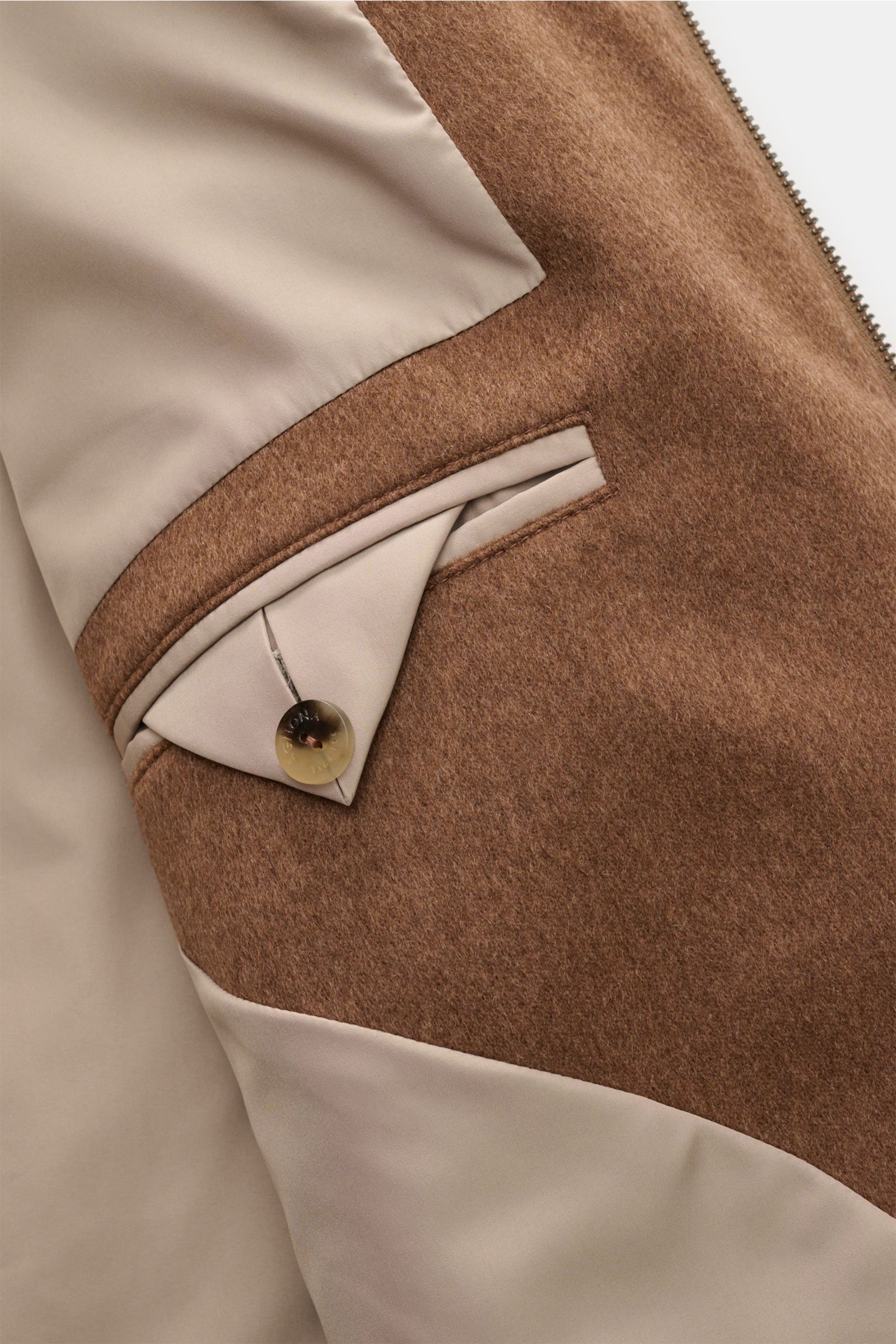 Nahaufnahme des Innenfutters und der Innentasche des Agnona Cashmere Blouson braun mit weichem Griff und hochwertiger Verarbeitung.