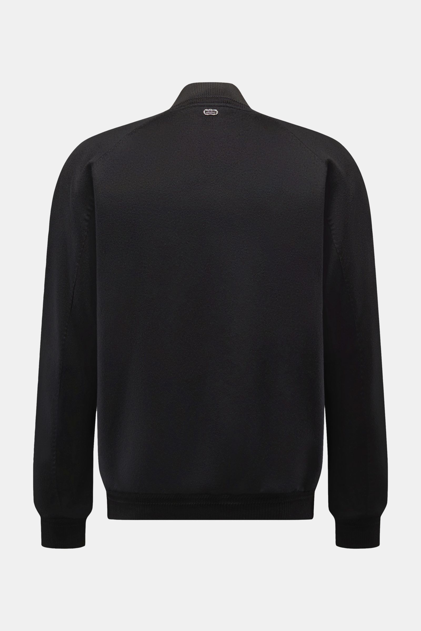 Rear view of Agnona Cashmere Blouson schwarz in black, showcasing pure cashmere fabric, rib-knit collar and cuffs, slim fit, metal logo on back, and smooth lining.

Sportiver Luxus in Perfektion – AGNONA präsentiert einen exklusiven Cashmere-Blouson, d