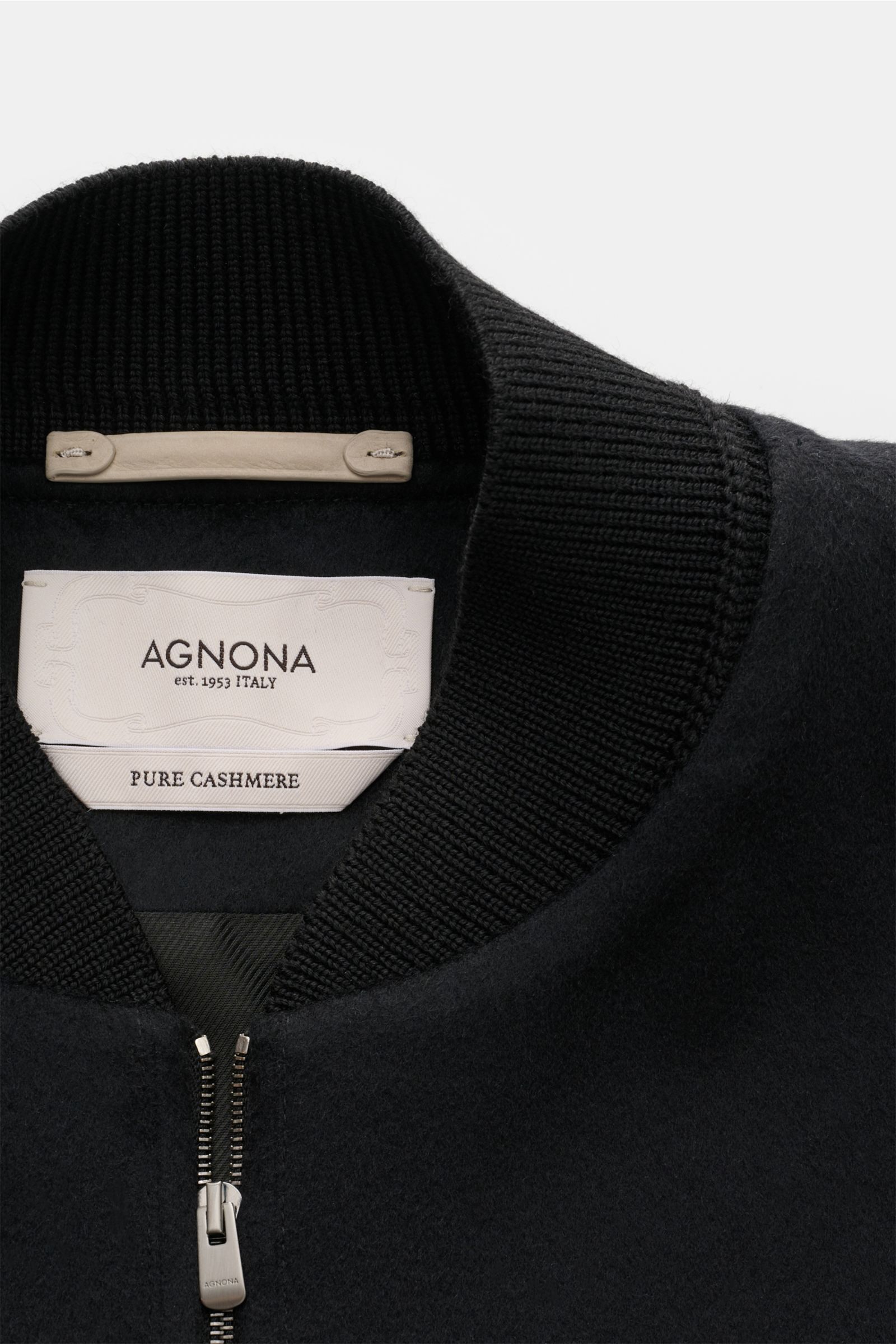 Close-up front view of Agnona Cashmere Blouson schwarz showing ribbed wool collar, silver two-way zipper, and pure cashmere fabric. 

Sportiver Luxus in Perfektion – AGNONA präsentiert einen exklusiven Cashmere-Blouson, der die rare Naturfaser mit edlen H