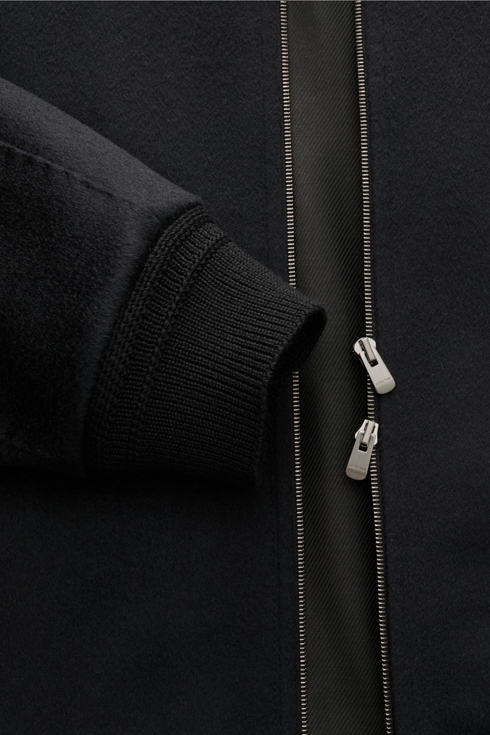 Agnona Cashmere Blouson schwarz shown close-up from the front, featuring ribbed wool cuffs, two-way zipper with metal pulls, soft cashmere fabric, and leather-trimmed slant pockets; sportiver Luxus in Perfektion – AGNONA präsentiert einen exklusiven Cashm