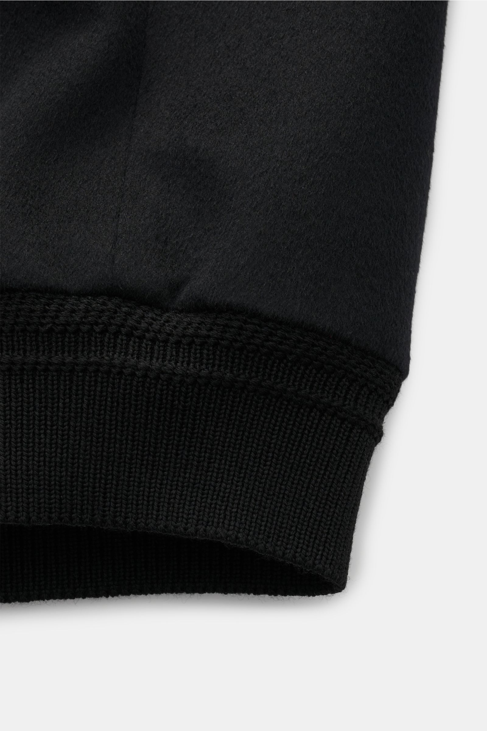Close-up of the Agnona Cashmere Blouson schwarz sleeve cuff showing soft pure cashmere fabric and ribbed wool knit cuff with fine details from a side perspective.

Description: Sportiver Luxus in Perfektion – AGNONA präsentiert einen exklusiven Cashmer