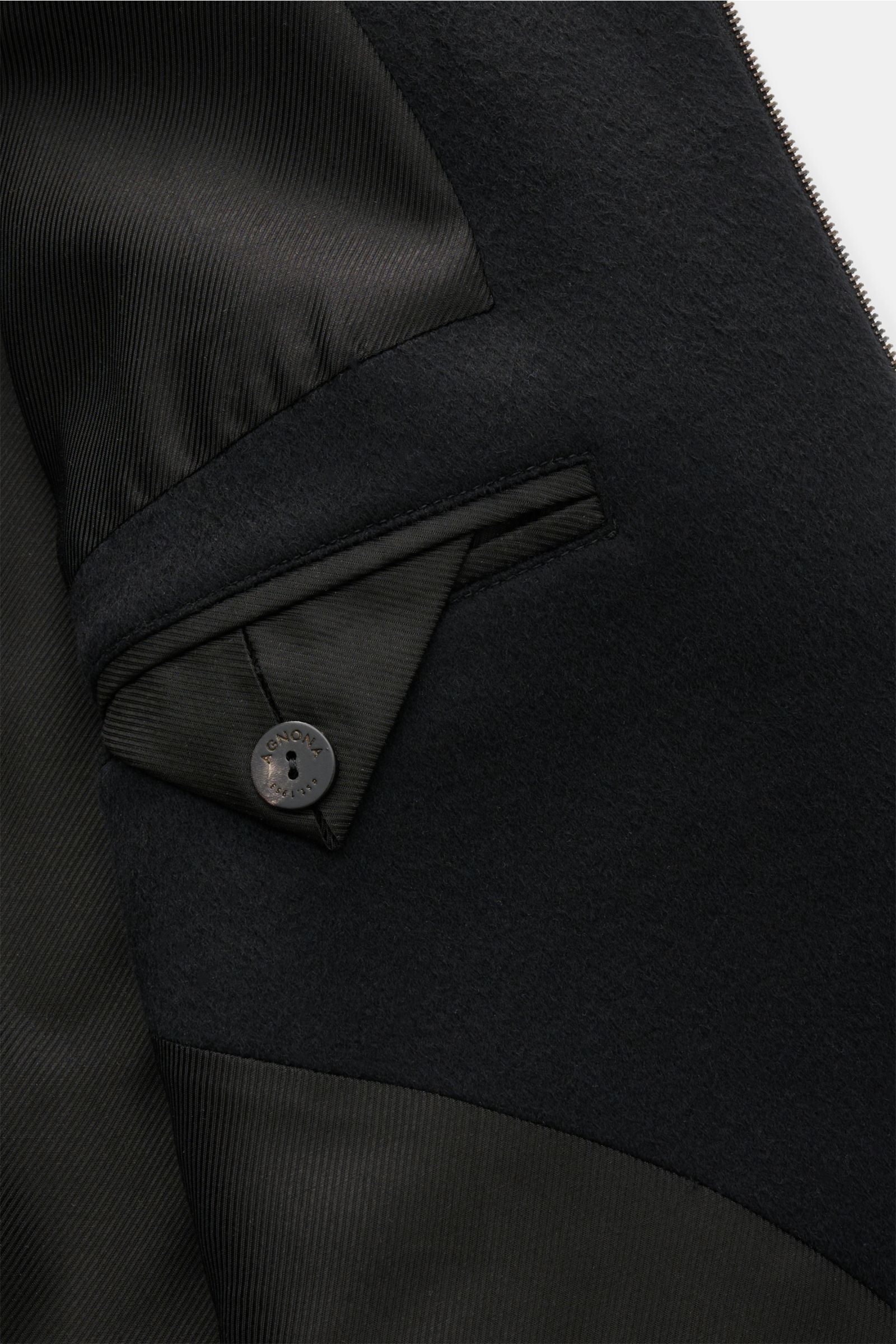 Close-up inside view of the Agnona Cashmere Blouson schwarz showing smooth lining, inner pocket with button, and fine wool fabric details. Sportiver Luxus in Perfektion – AGNONA presents an exclusive cashmere blouson combining rare natural fiber with high