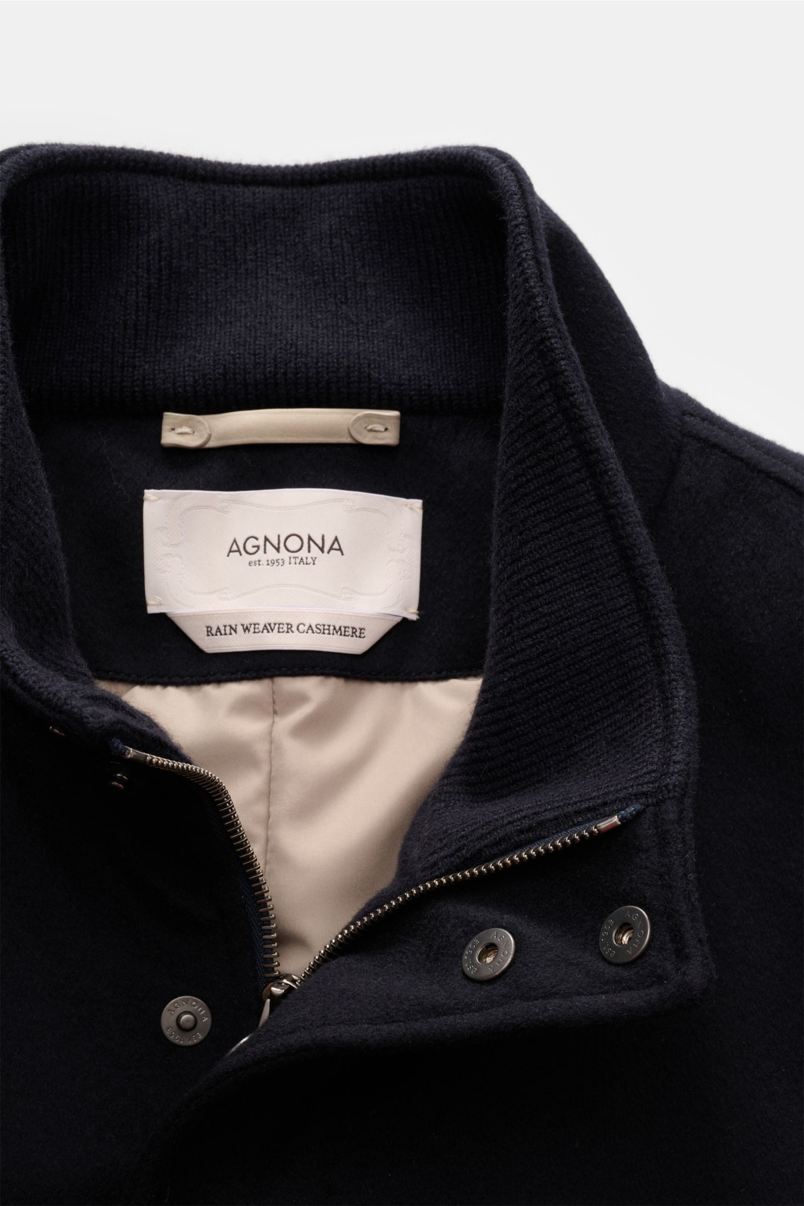 Nahaufnahme der Agnona Cashmere Jacke navy von oben, mit offenem Kragen, sichtbarem Innenfutter, Reißverschluss und Druckknöpfen.