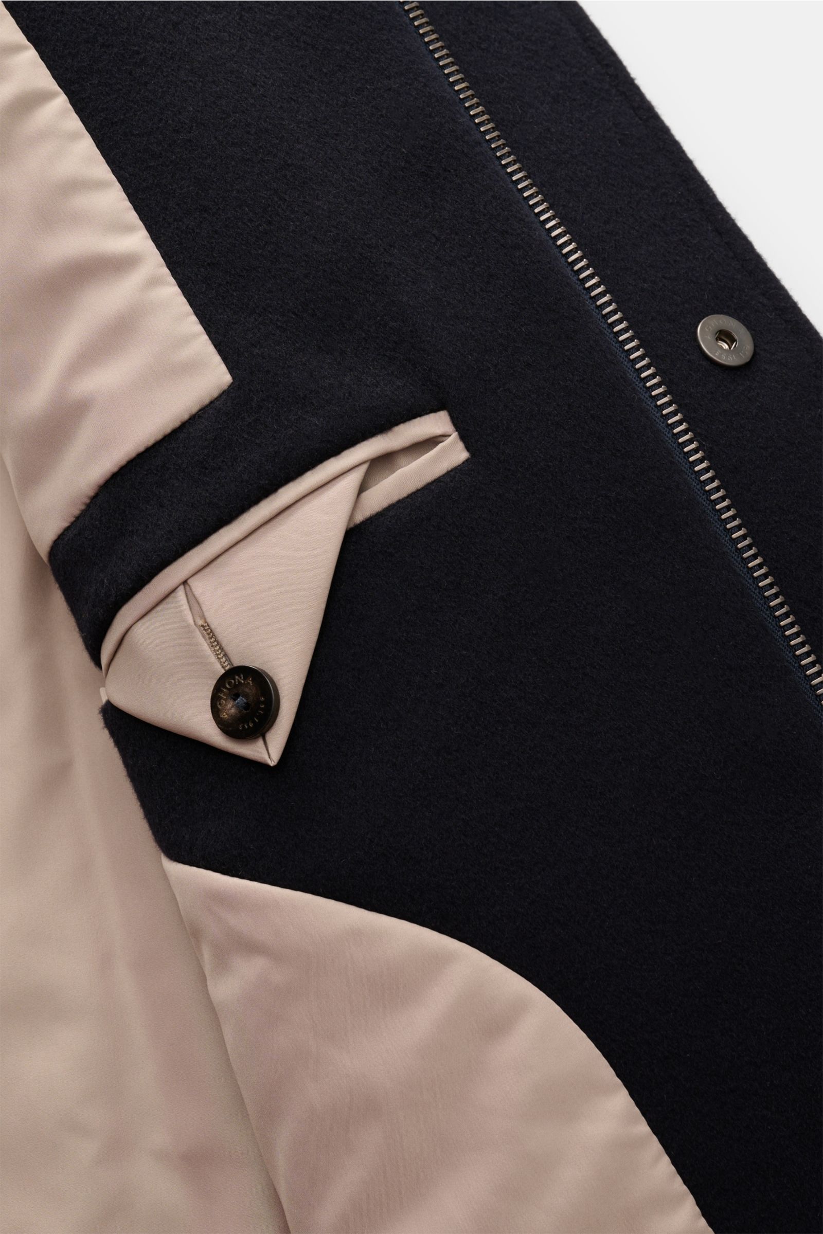 Nahaufnahme der Agnona Cashmere Jacke navy von innen und außen, zeigt weiches Futter, zwei Innentaschen, leichte Microfaser-Wattierung und Metallknopf.