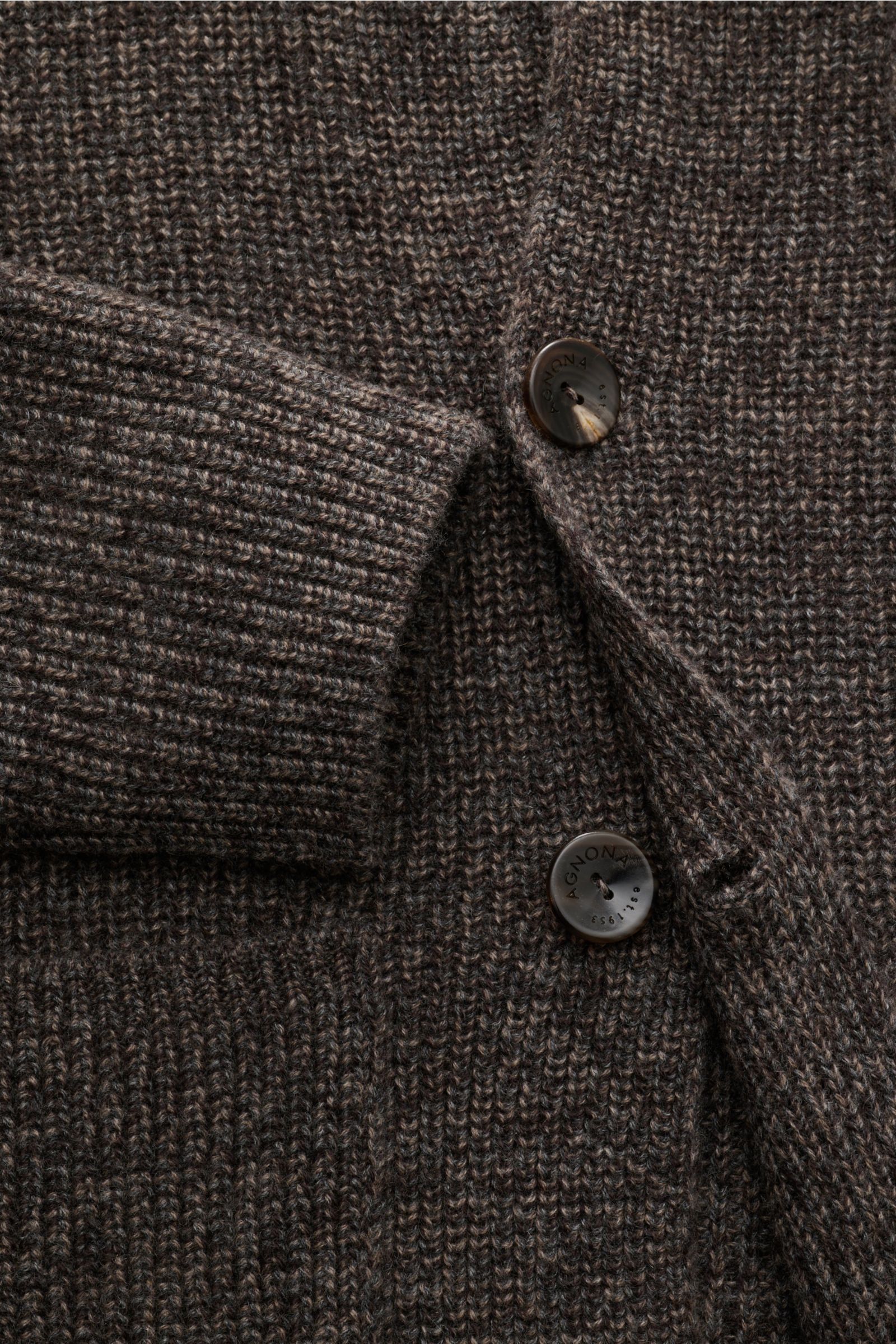 Agnona Cashmere Cardigan graubraun meliert shown in a close-up from front perspective, featuring soft 100% cashmere, ribbed cuff, two-button closure with Agnona logo buttons, and textured patent knit pattern. Mit seinem Reverskragen und dem weichen Mat