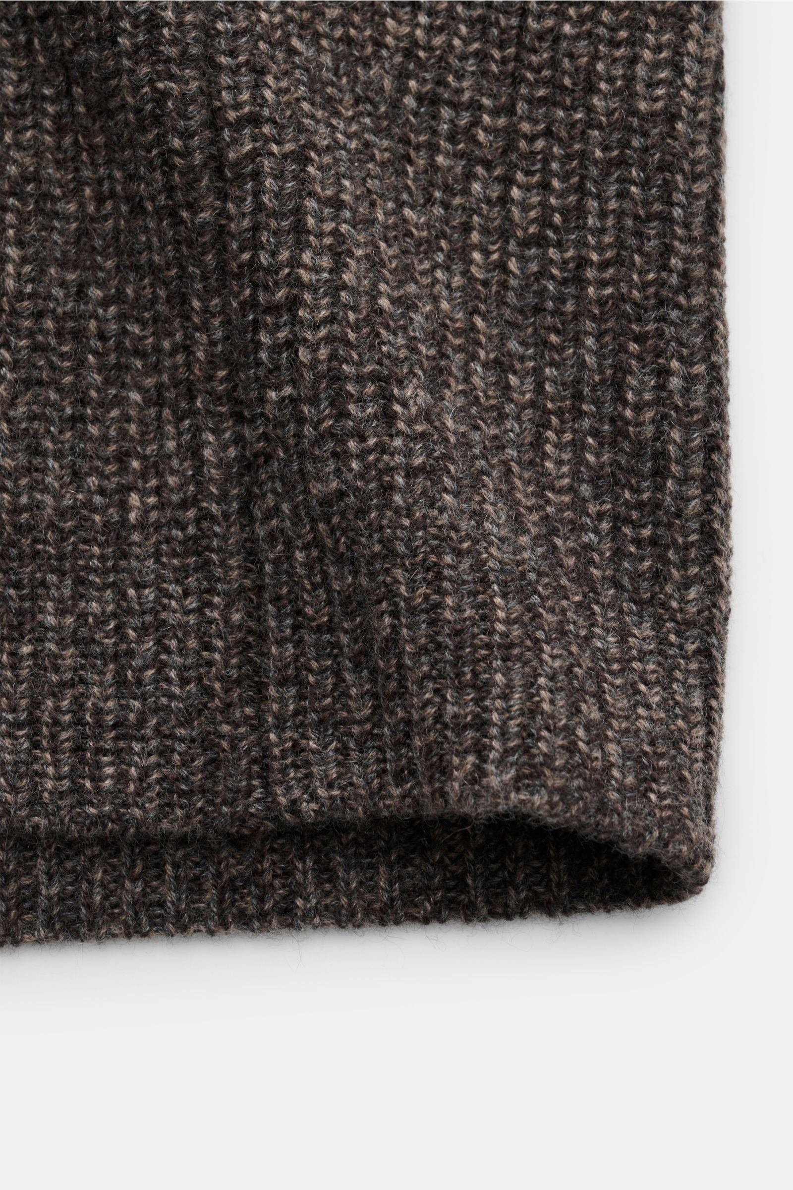 Close-up front view of Agnona Cashmere Cardigan graubraun meliert showing the soft, coarse patent knit texture made of 100% pure cashmere.

Mit seinem Reverskragen und dem weichen Material aus 100% Cashmere verleiht der Patentstrick Cardigan des italie