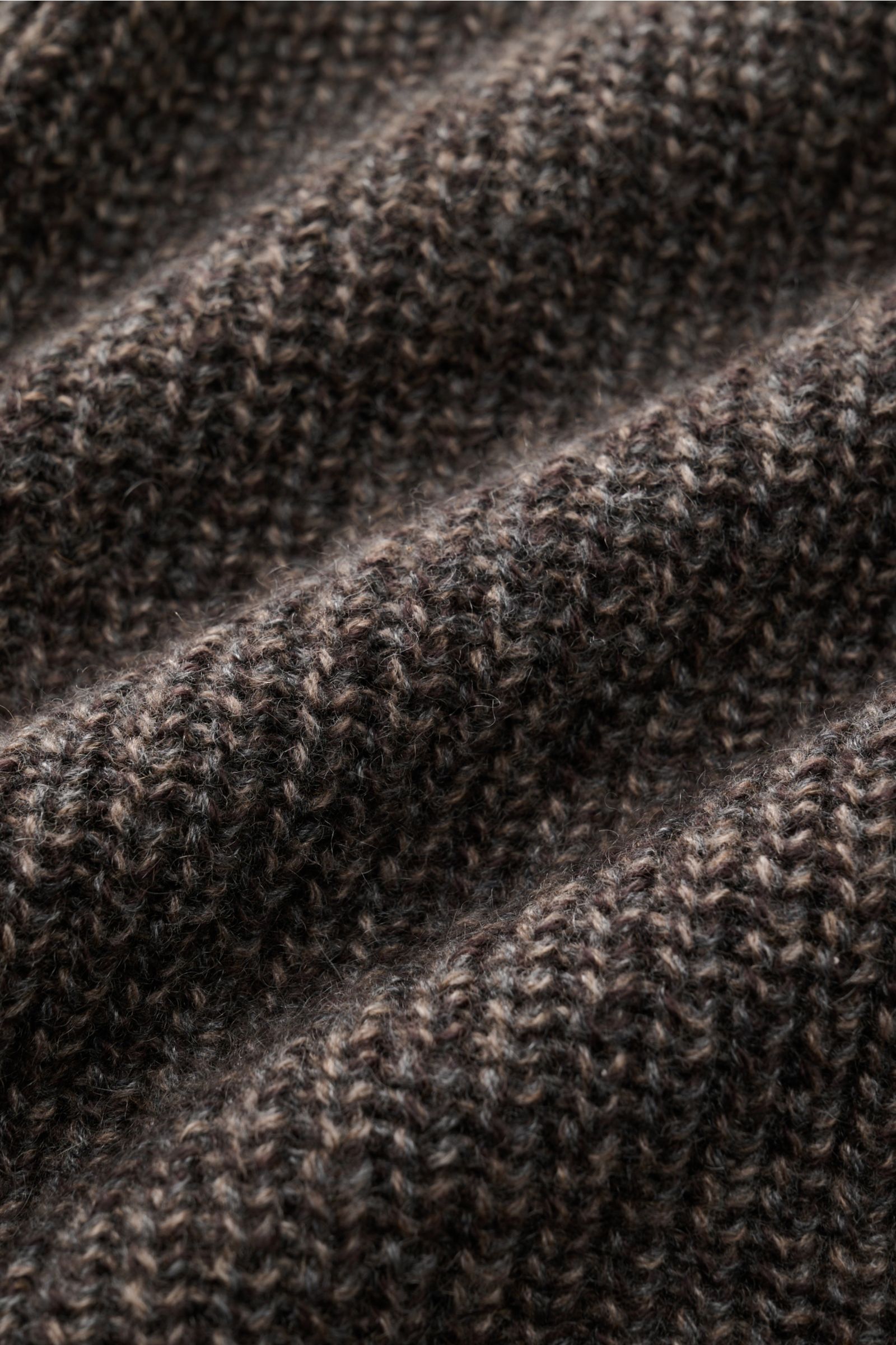 Close-up front view of the Agnona Cashmere Cardigan graubraun meliert showing soft, coarse ribbed knit in 100% cashmere with patent stitch pattern. Mit seinem Reverskragen und dem weichen Material aus 100% Cashmere verleiht der Patentstrick Cardigan de
