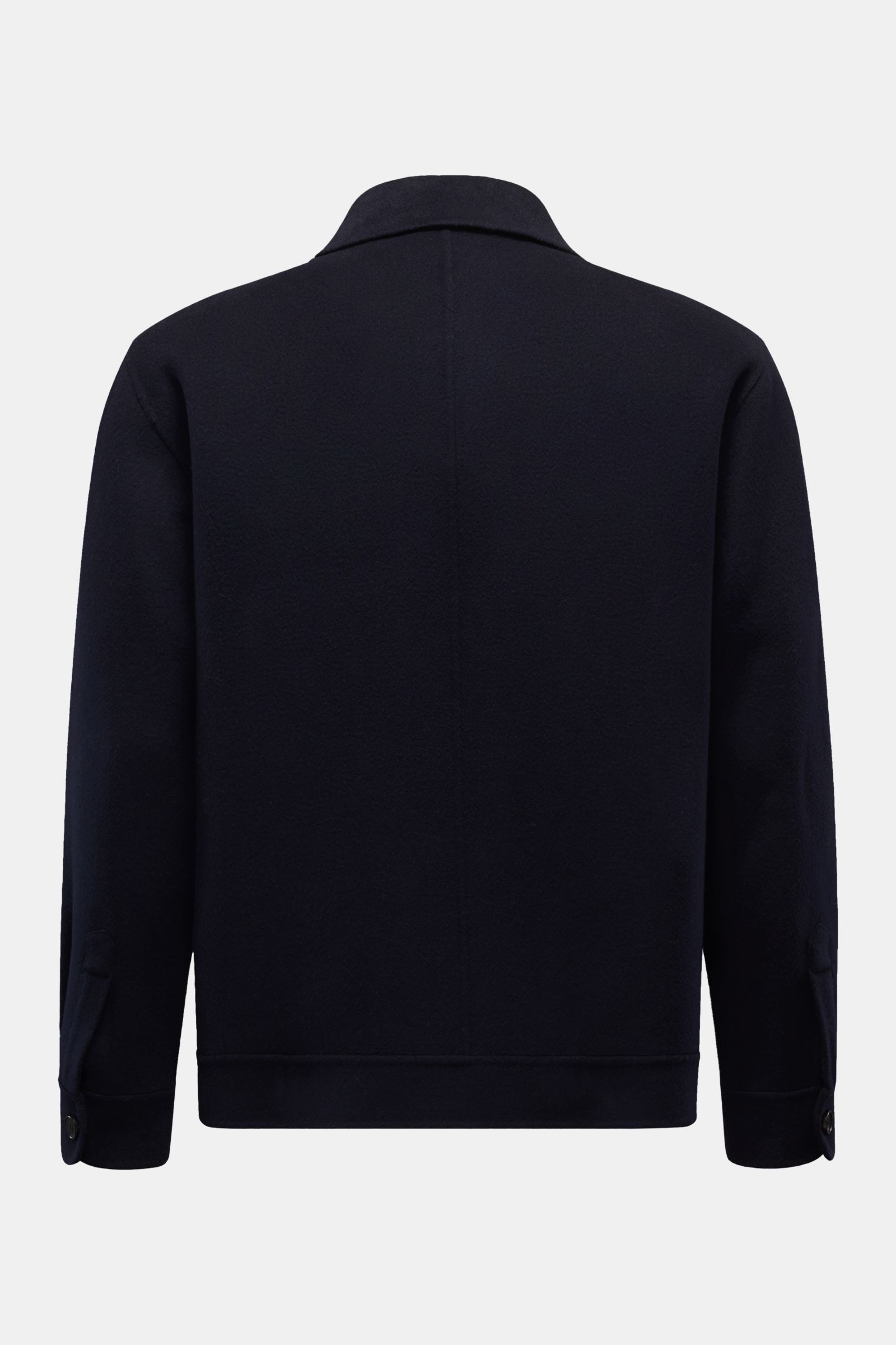 Arma Overshirt 'Jur' navy shown from the back, made of pure wool with a soft touch, regular fit, five-button placket, collar, chest pocket, side seam pockets, buttoned cuffs, unlined, and one inner pocket. Mit seinem klaren Schnitt und dem hochwertigen Wo