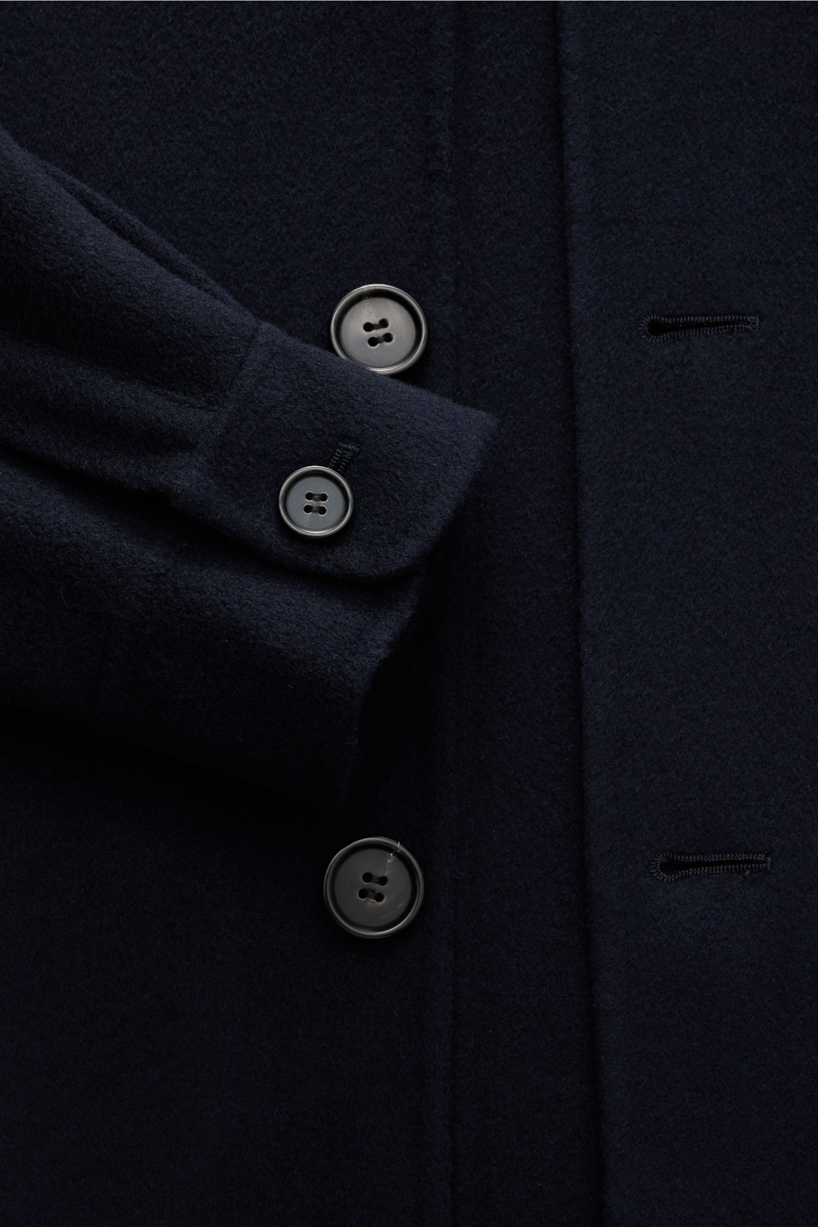 Close-up front view of the Arma Overshirt 'Jur' navy showing the five-button placket and sleeve cuff with two buttons, made of pure soft wool. Mit seinem klaren Schnitt und dem hochwertigen Wollstoff bringt das Overshirt 'Jur' von ARMA natürliche Elega