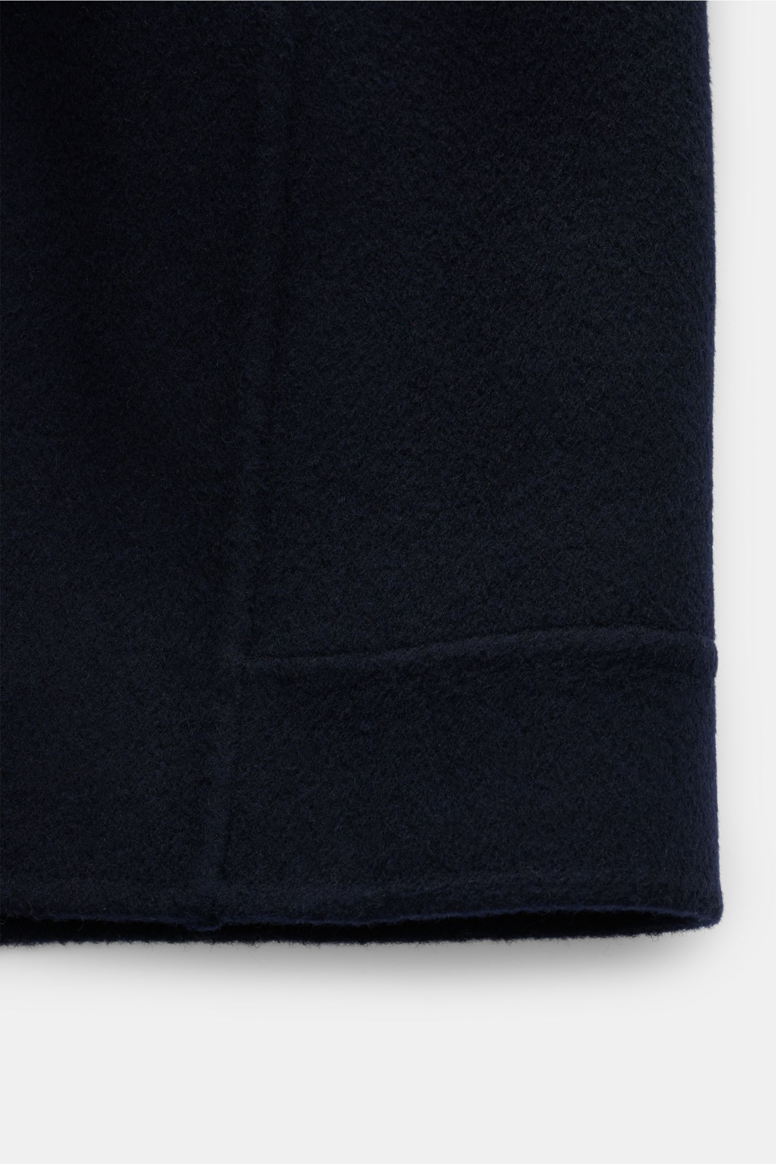 Close-up detail of the sleeve cuff of the Arma Overshirt 'Jur' navy, photographed from the side, showing pure wool fabric with a very soft touch and buttoned sleeve ends. Mit seinem klaren Schnitt und dem hochwertigen Wollstoff bringt das Overshirt 'Jur' 
