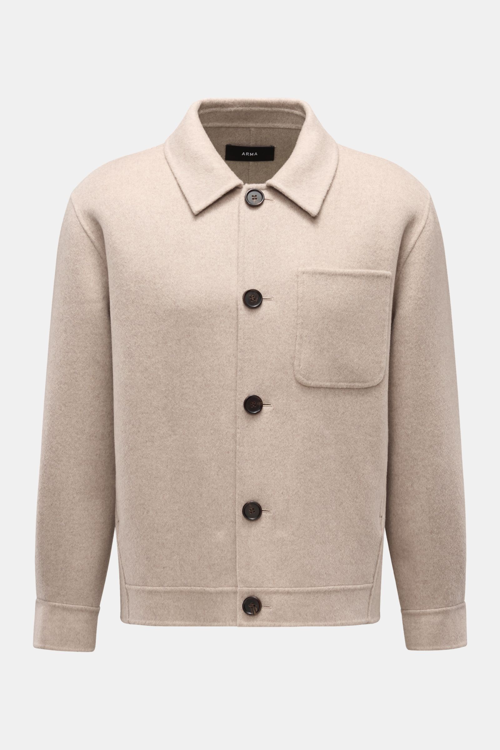 Arma Overshirt 'Jur' beige aus weicher reiner Wolle, Regular Fit, frontale Ansicht mit Umlegekragen, Fünf-Knopf-Leiste, Brusttasche, Seitentaschen.
