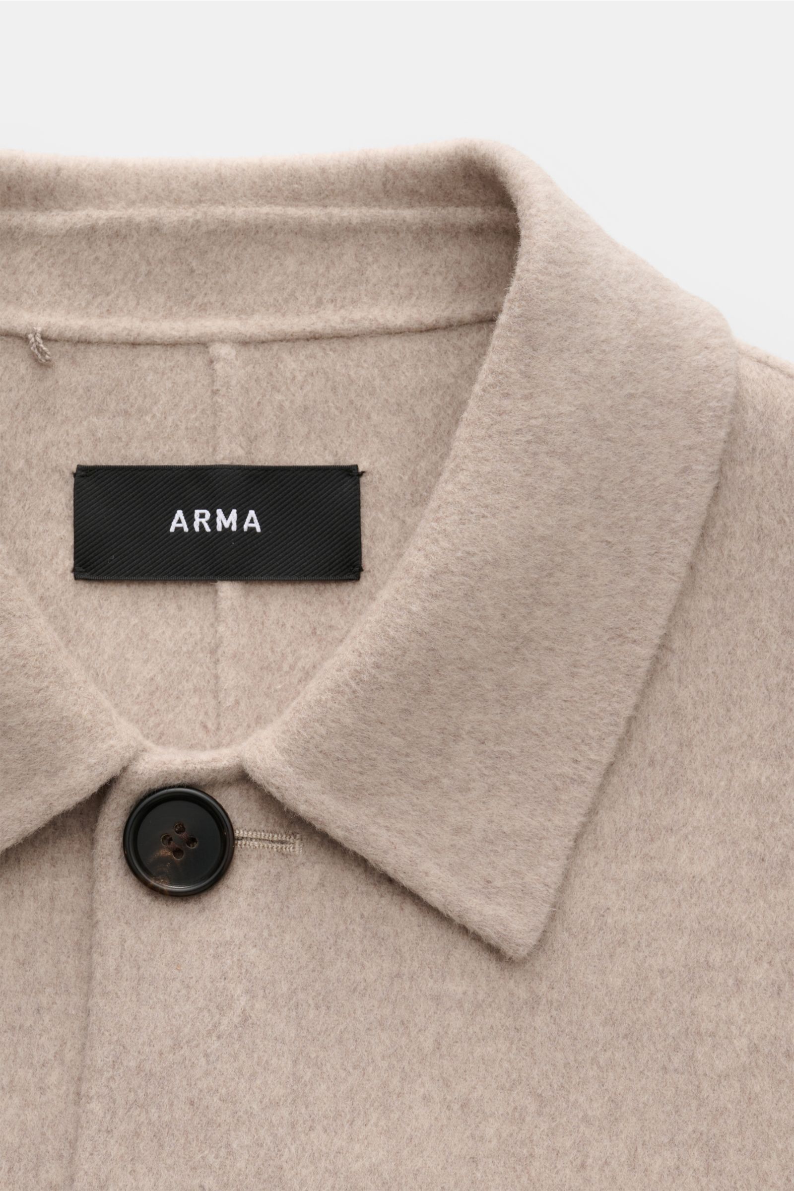 Arma Overshirt 'Jur' beige aus reiner Wolle, weicher Griff, Regular Fit, Umlegekragen, Fünf-Knopf-Leiste, Nahaufnahme von oben.