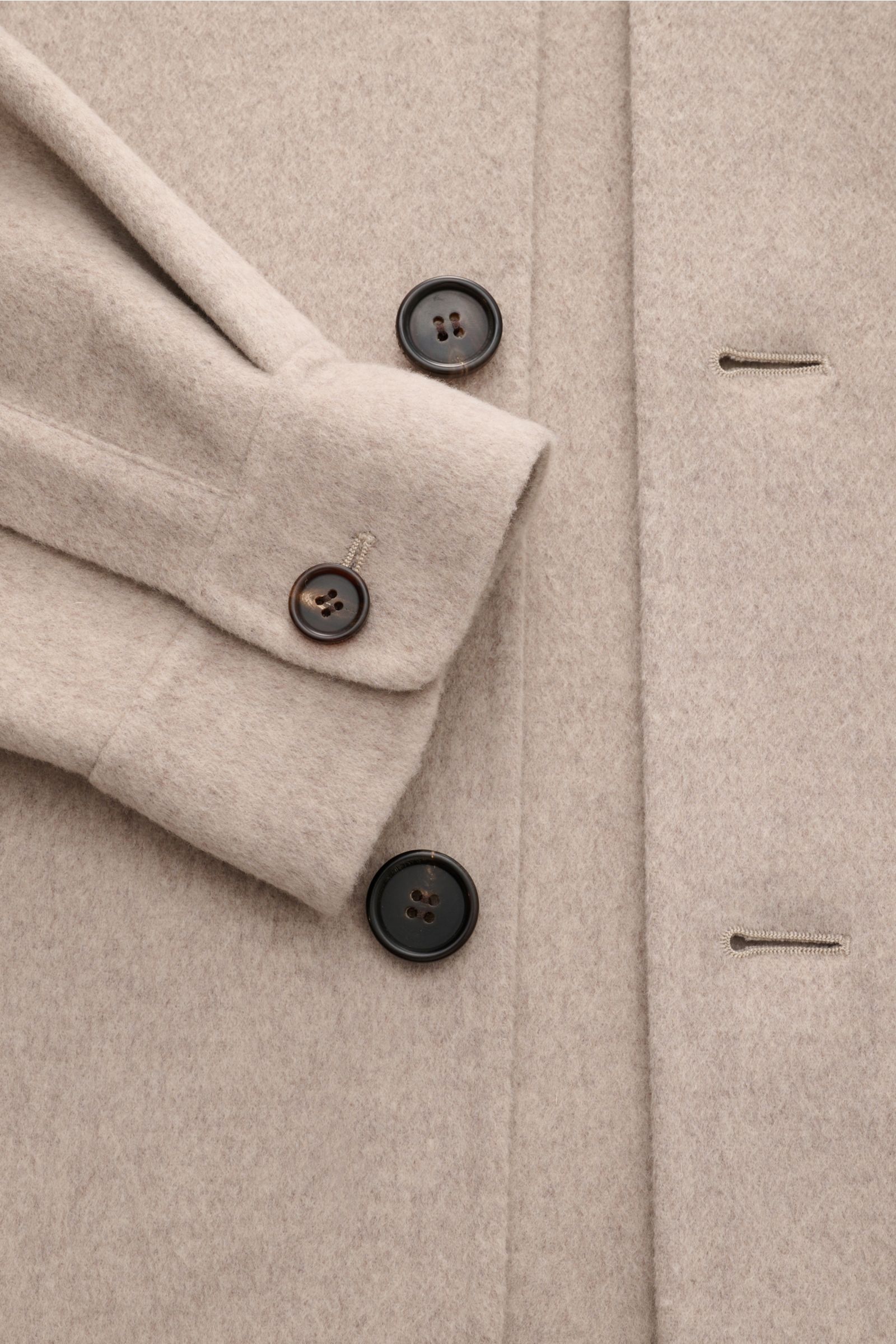 Arma Overshirt 'Jur' beige aus reiner Wolle, Nahaufnahme von Front und Ärmel mit Knöpfen, Regular Fit, weich und ungefüttert.