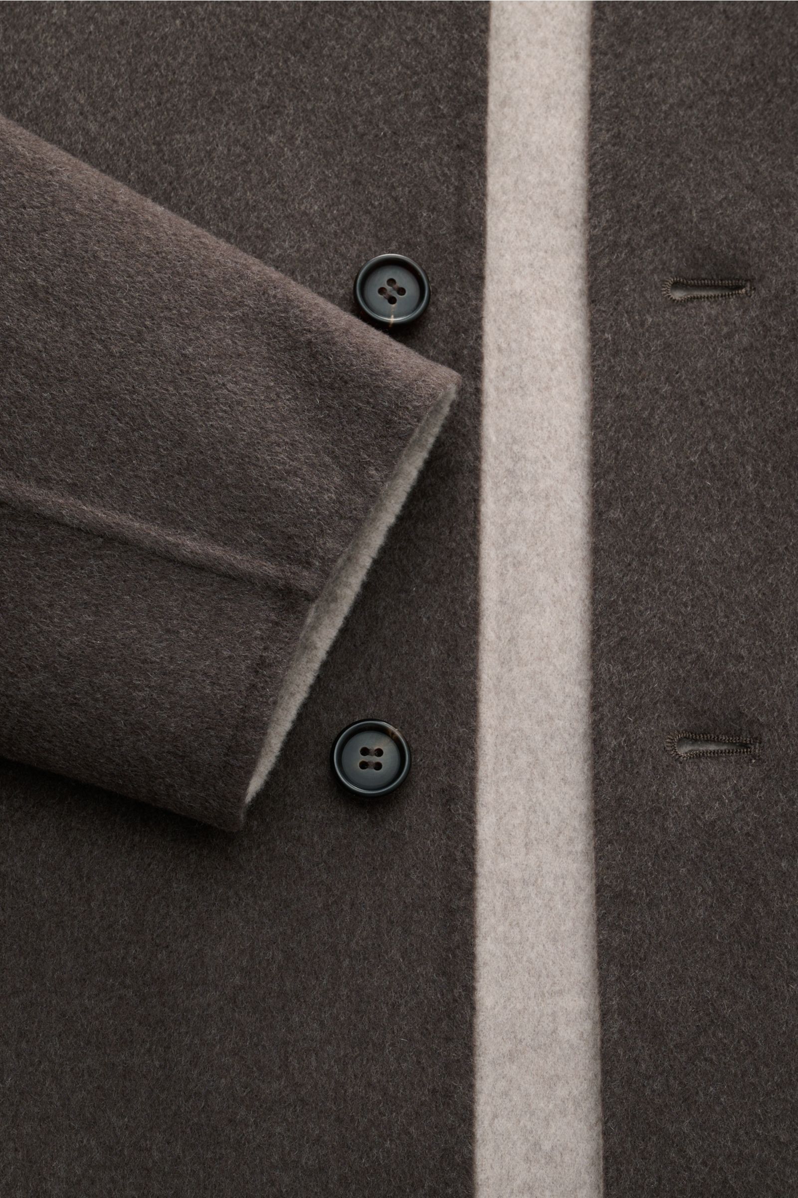 Close-up front view of the Arma Overshirt 'Navid' grey-brown showing button placket and sleeve in pure double-face wool.

A contemporary update for your casual wardrobe: The overshirt 'Navid' by ARMA has a boxy silhouette and a fine double-face finish 
