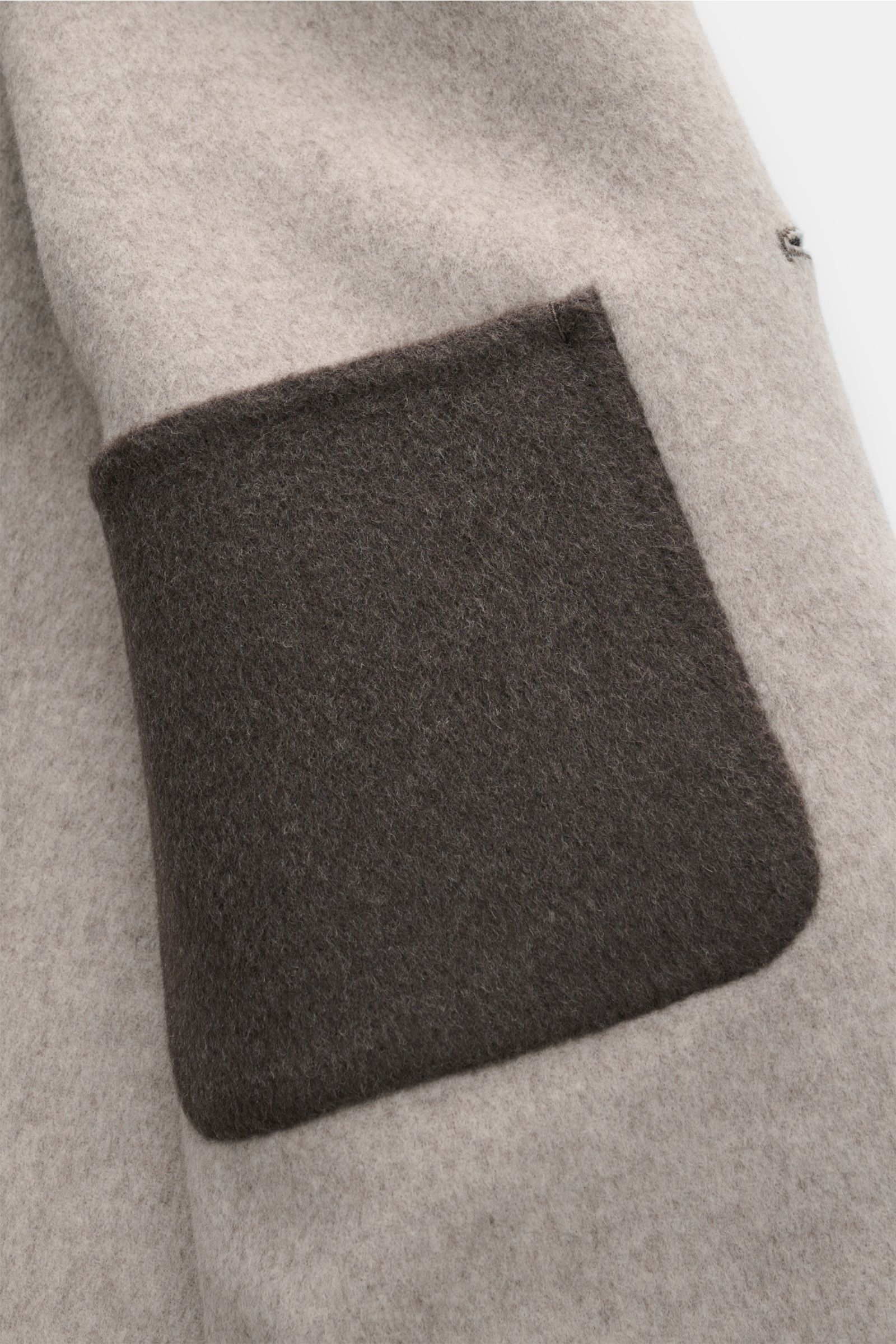 Close-up side view of the leather patch breast pocket on the Arma Overshirt 'Navid' grey-brown, made from pure double-face wool with a soft feel.

Description: A contemporary update for your casual wardrobe: The overshirt 'Navid' by ARMA has a boxy sil