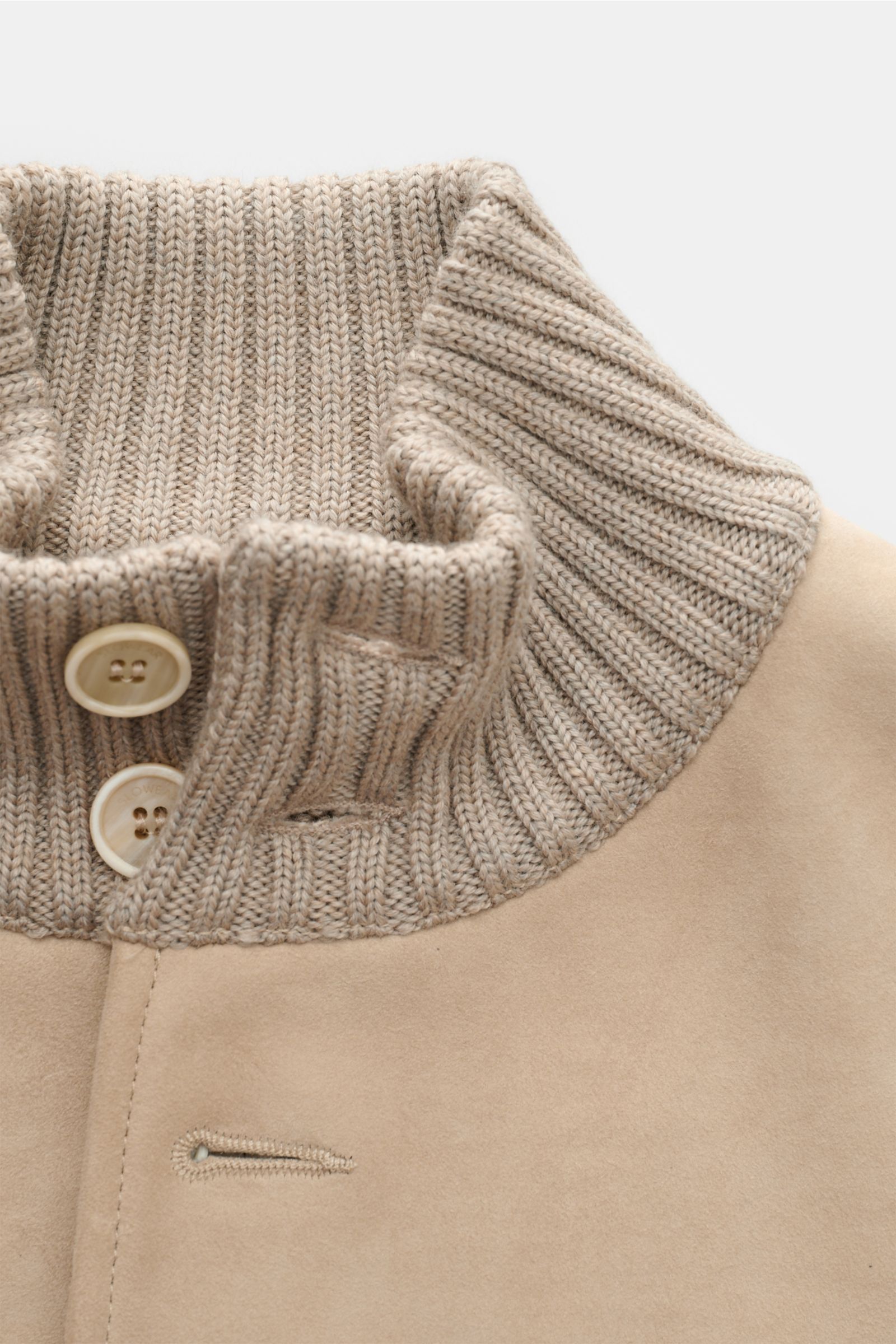 Nahaufnahme des Zanone Strickblouson beige mit hohem Rippstrickkragen aus reiner Schurwolle und Ziegenveloursleder-Front, Slim Fit.