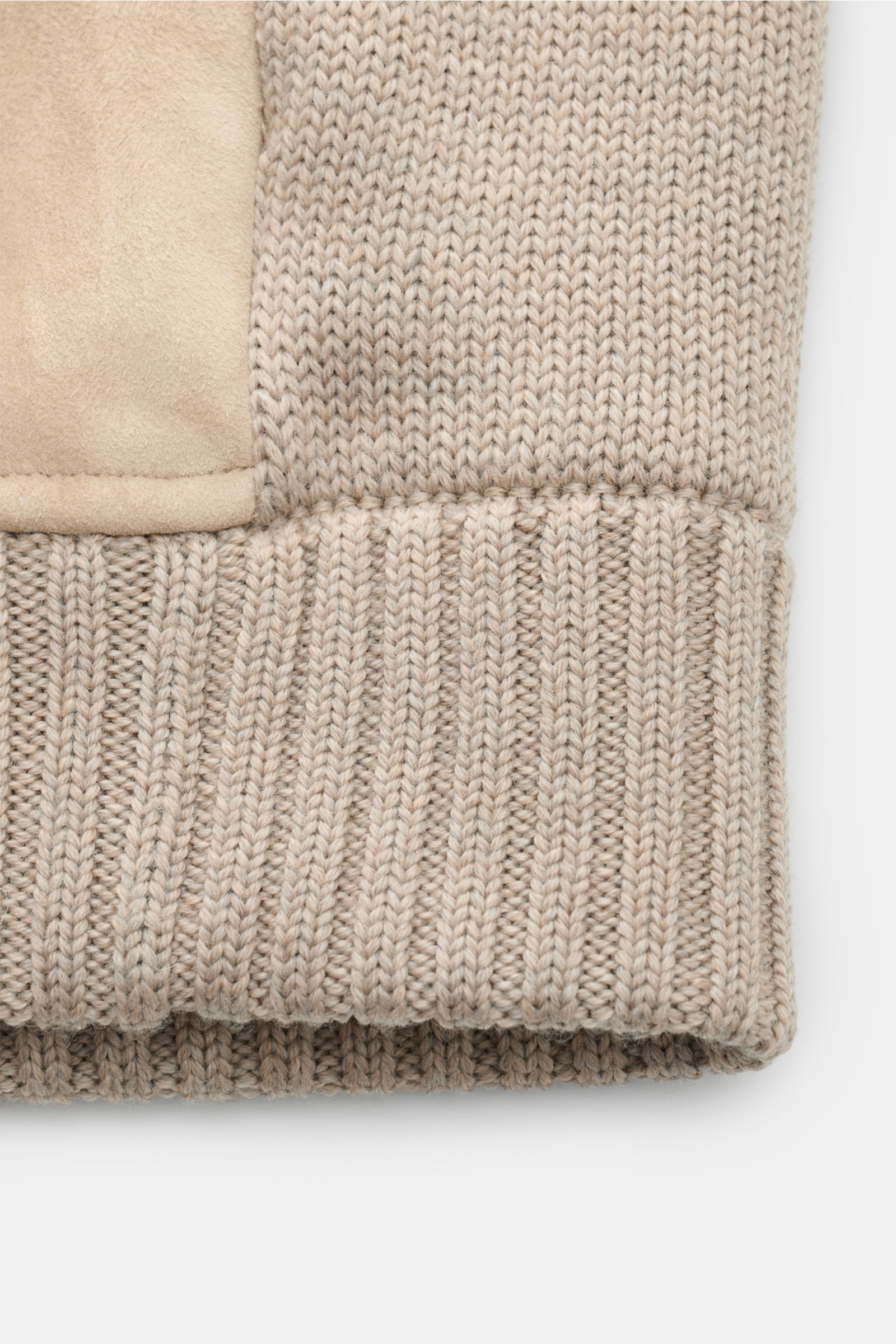 Nahaufnahme des beige Zanone Strickblouson aus reiner Schurwolle mit Ziegenveloursleder-Front, Rippstrickbündchen und Stehkragen.