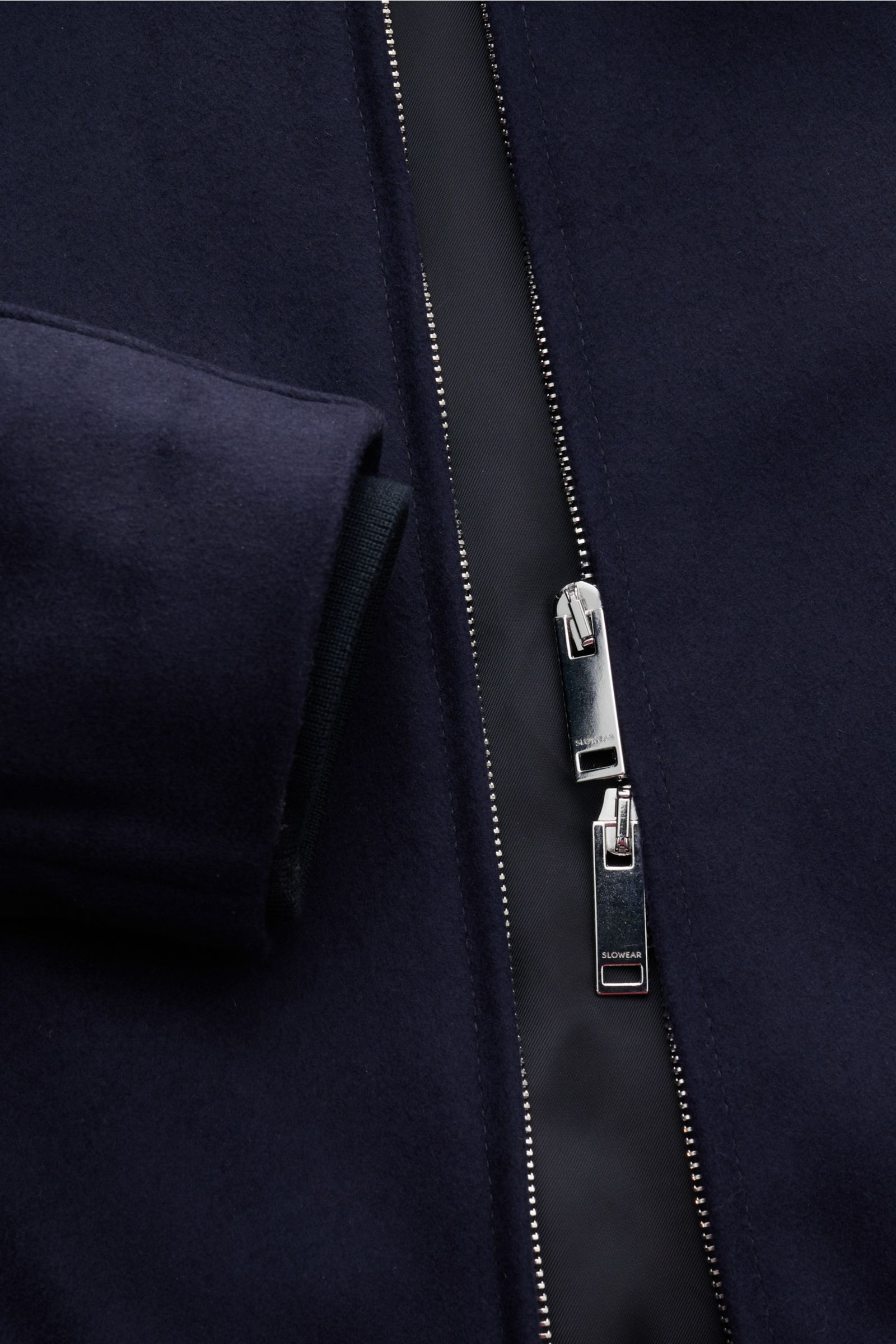 Nahaufnahme des Montedoro Blouson navy aus hochwertiger Schurwolle, Cashmere-Mix, Slim Fit mit Zwei-Wege-Reißverschluss und Rippbündchen.