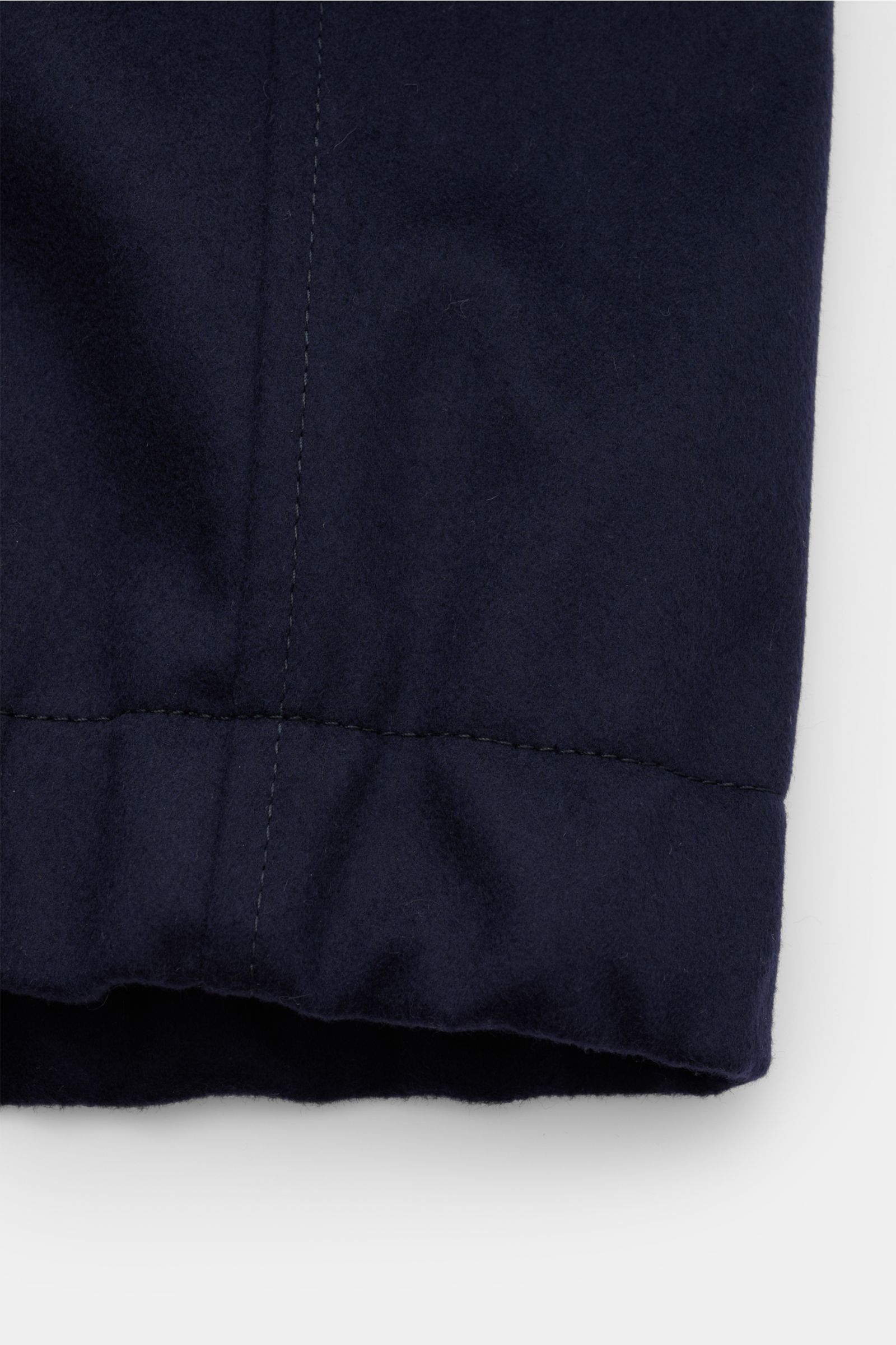 Nahaufnahme des elastischen Saumendes vom Montedoro Blouson navy aus weicher Schurwolle mit komfortablen Rippbündchen und feiner Naht.