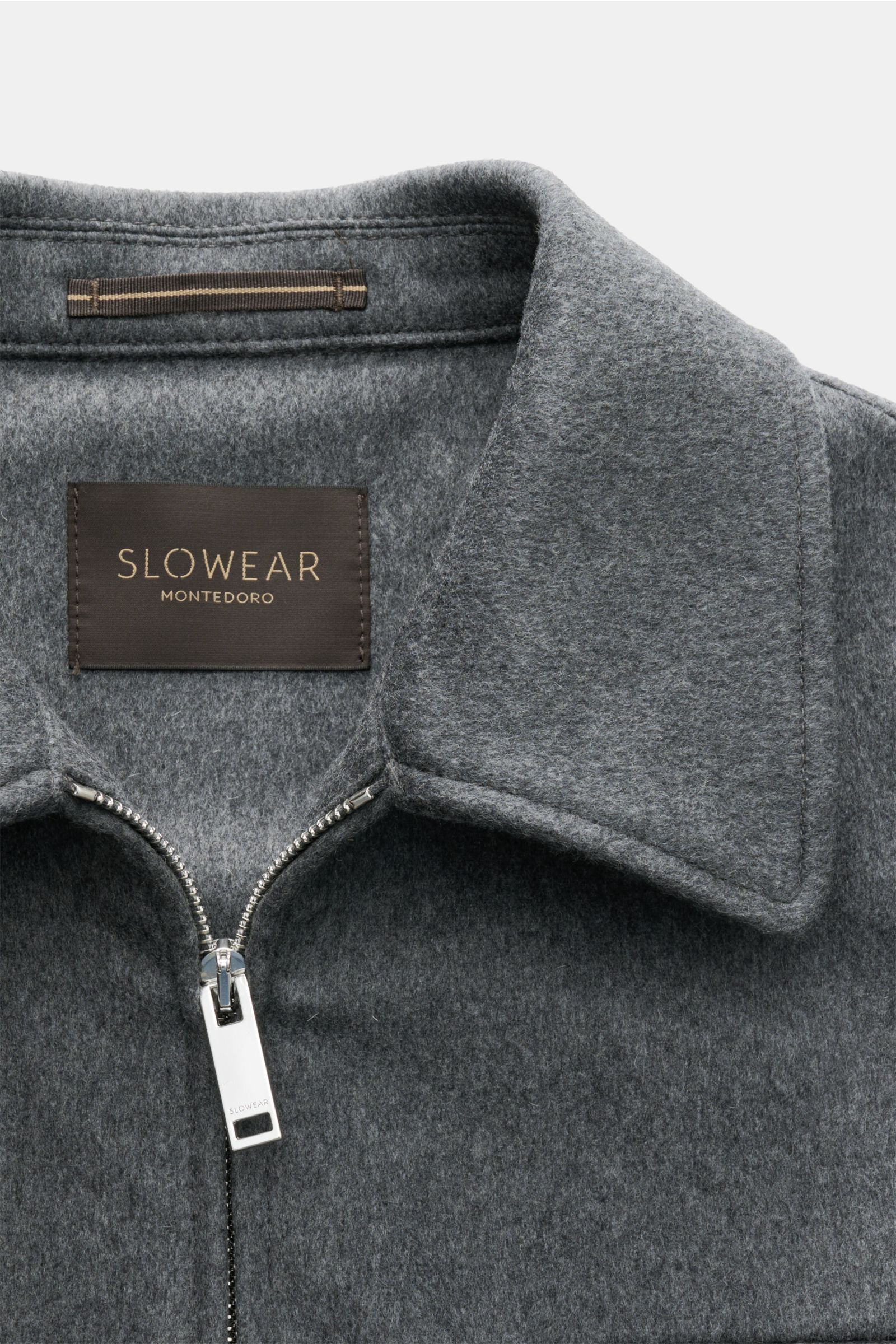 Montedoro Blouson grau meliert, Nahaufnahme von Kragen und Zwei-Wege-Reißverschluss, Schurwolle mit weichem Griff, Slim Fit, komfortable Details.