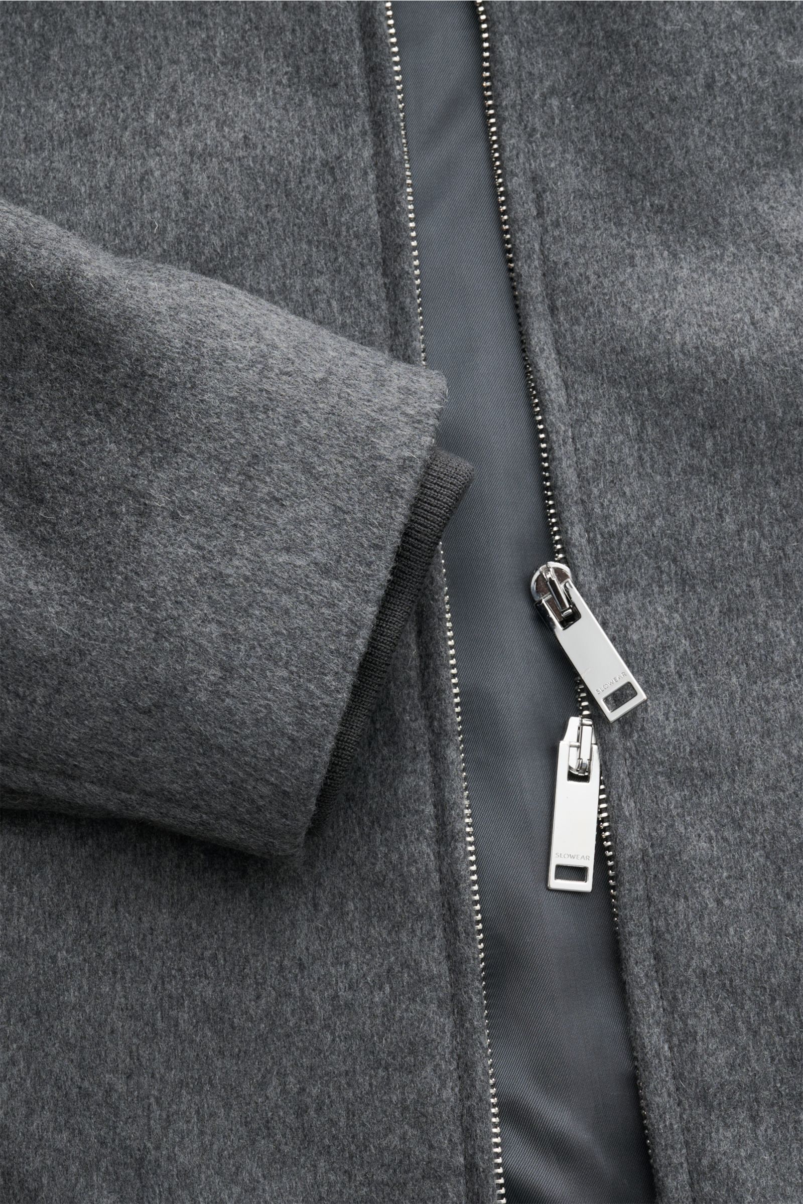 Montedoro Blouson grau meliert aus Schurwolle mit Slim Fit, Zwei-Wege-Reißverschluss, Rippbündchen, Umlegekragen, fotografiert in Nahaufnahme von vorne.