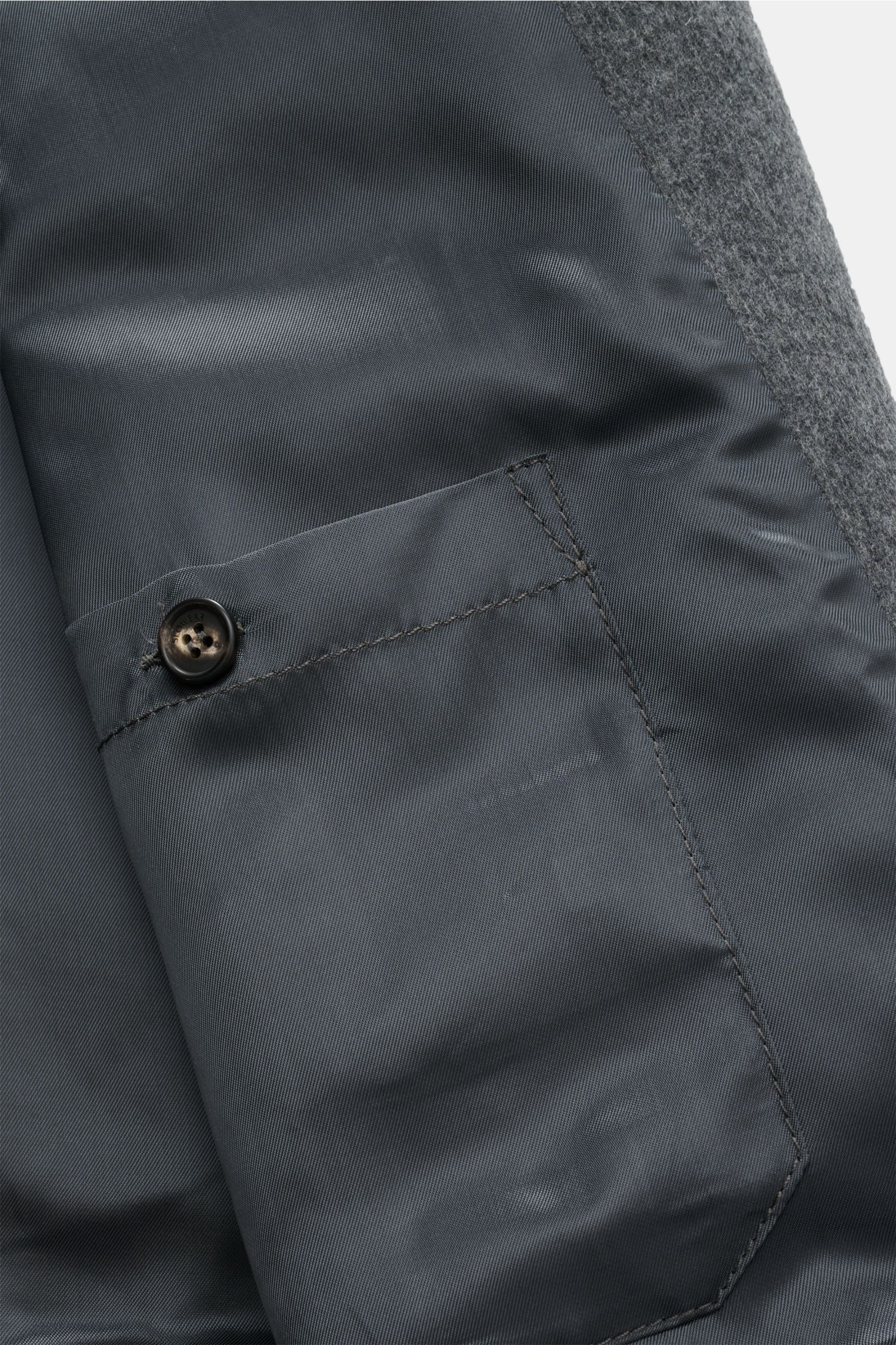 Montedoro Blouson grau meliert von innen fotografiert, zeigt Innentasche mit Knopf, weiches Futter, Komfort durch Schurwolle, Cashmere, Microfaser.