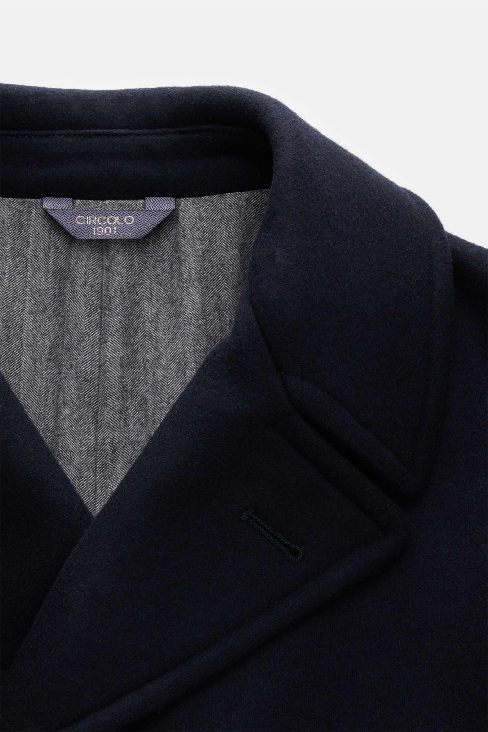Circolo 1901 Cabanjacke navy, Detailaufnahme von weitem Reverskragen und Innenfutter, Woll-Microfaser-Mix, Slim Fit, drei Knöpfe.