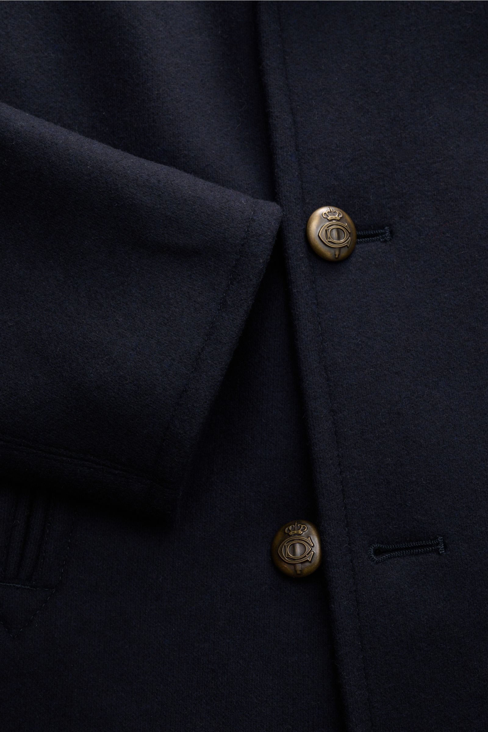 Nahaufnahme der Circolo 1901 Cabanjacke navy aus gewalkter Woll-Microfaser, Slim Fit, mit breitem Revers und drei Knöpfen, Fronttaschen sichtbar.