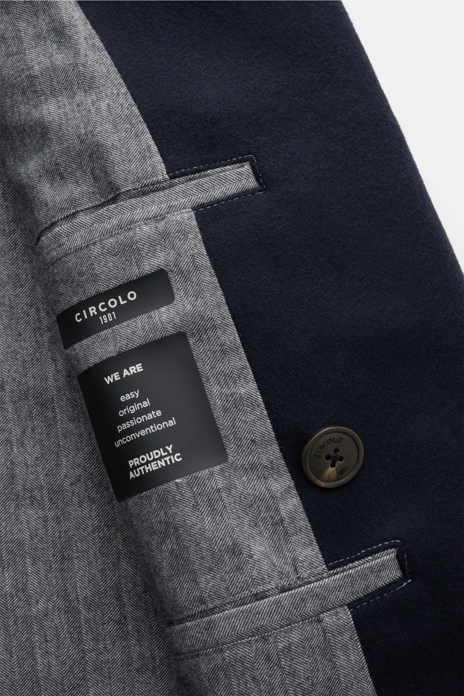 Circolo 1901 Cabanjacke navy, Detailansicht Innenfutter grau gewalkt, Woll-Microfaser-Mix, Slim Fit, weicher Griff, zwei Innentaschen, Knopf mit Logo.