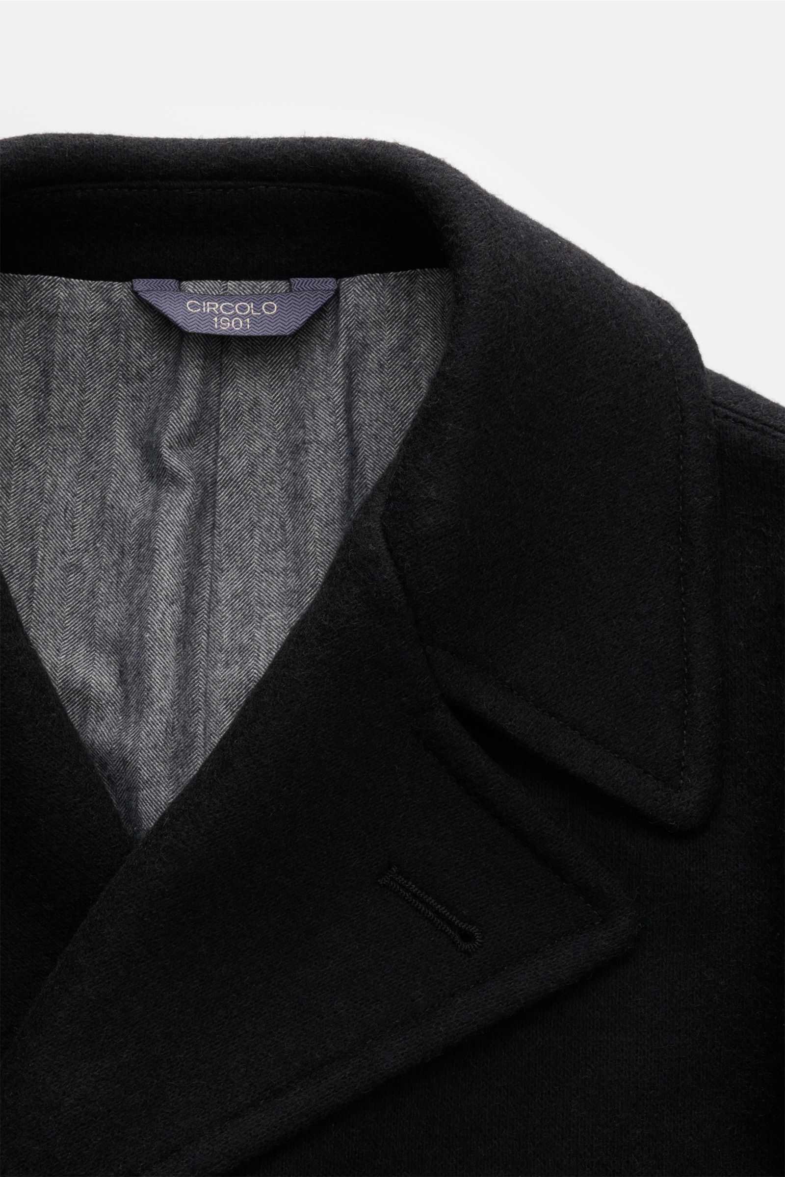 Nahaufnahme der Circolo 1901 Cabanjacke schwarz von oben, maritimer Klassiker aus Woll-Microfaser-Mix, Slim Fit mit breitem Reverskragen.