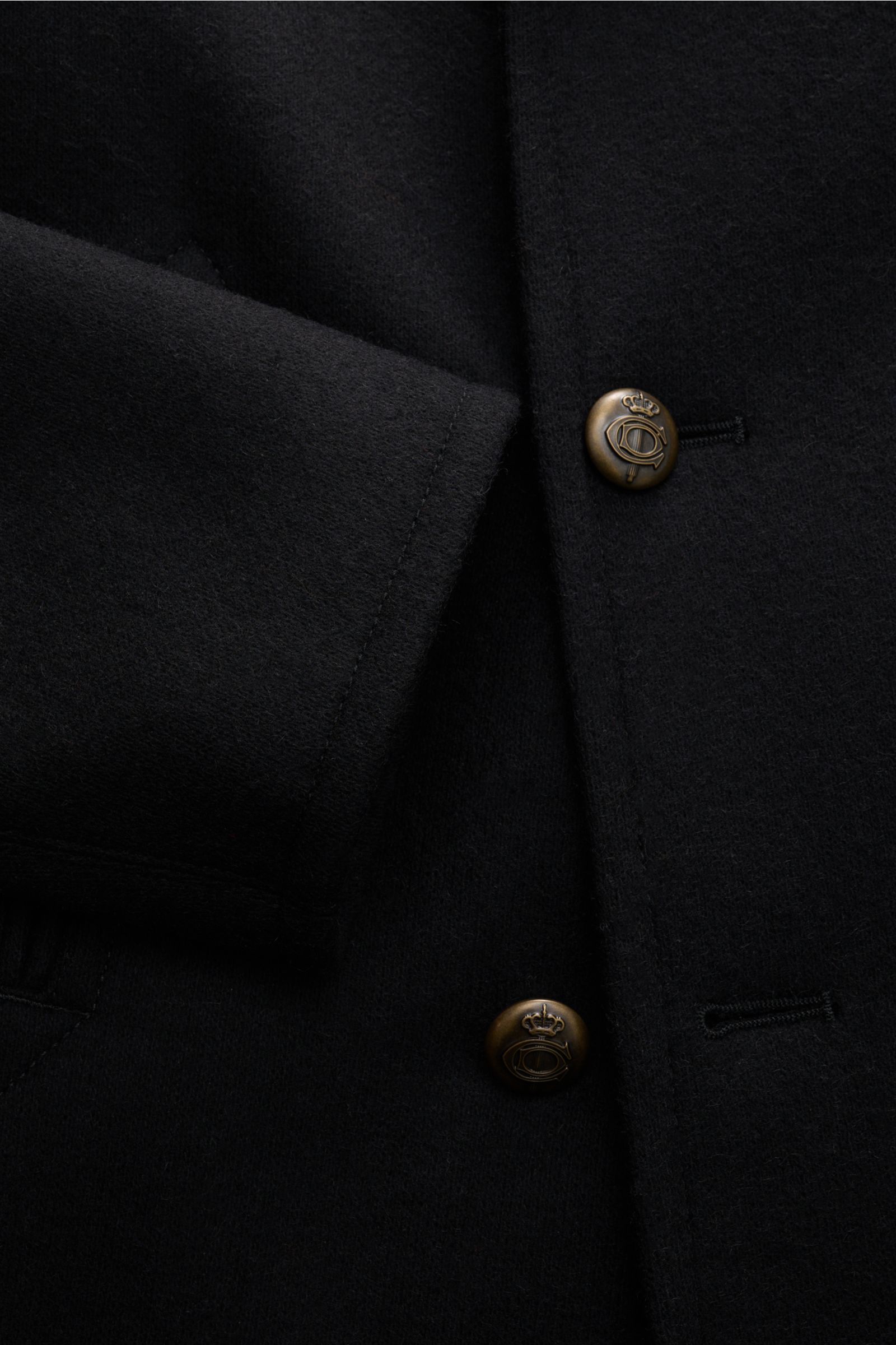 Nahaufnahme der Circolo 1901 Cabanjacke schwarz aus gewalkter Woll-Microfaser, Slim Fit mit breitem Revers und drei Knöpfen.