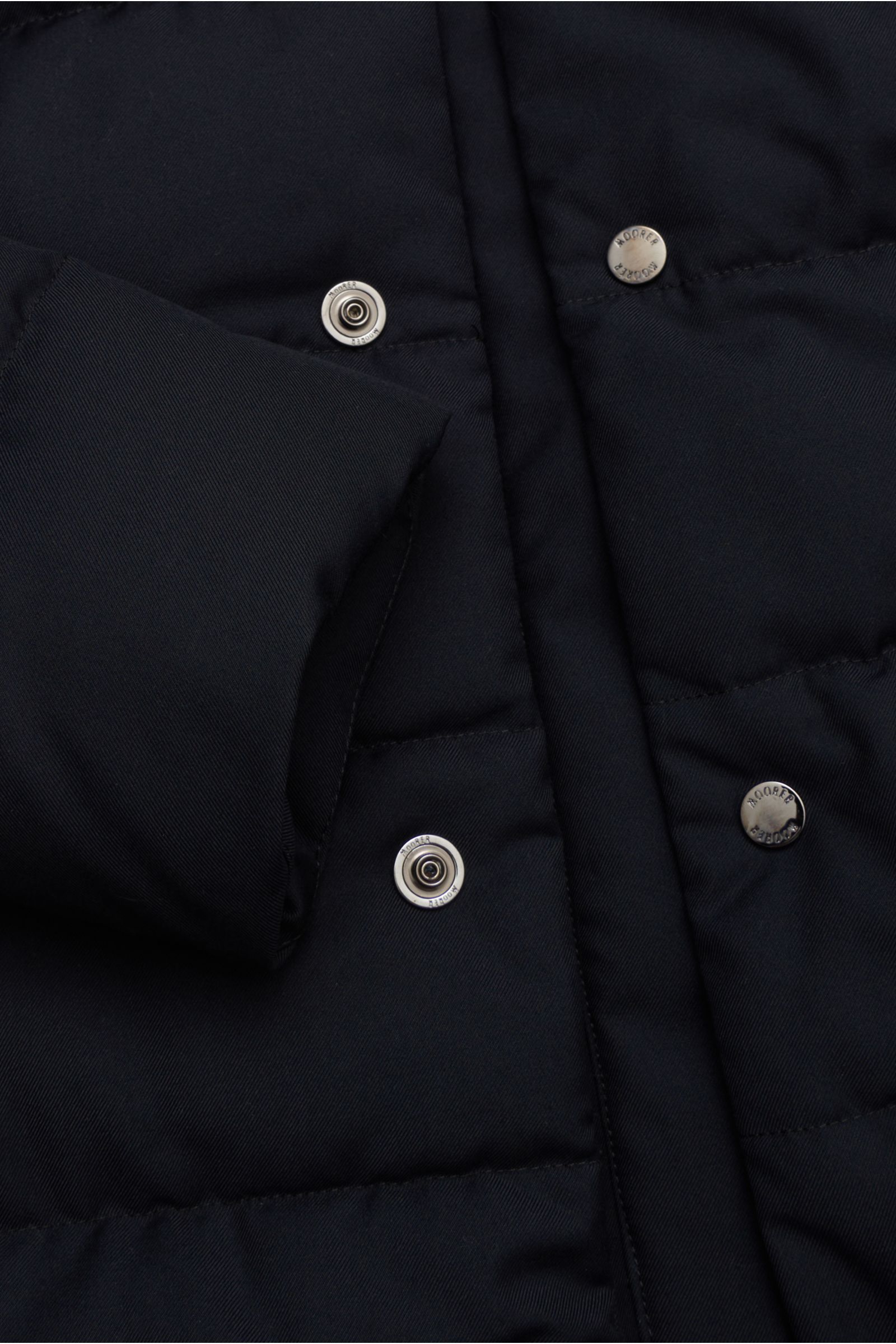 Nahaufnahme der Moorer Daunenjacke 'Imel' dark navy von vorne mit funktionaler Microfaser, weichem Griff, wasserabweisend, wärmender Gänsedaunenfüllung, Slim Fit, Stehkragen mit Kapuze, herausnehmbarer Double-Front, Druckknopfleiste, schrägen Zipper-Tasch