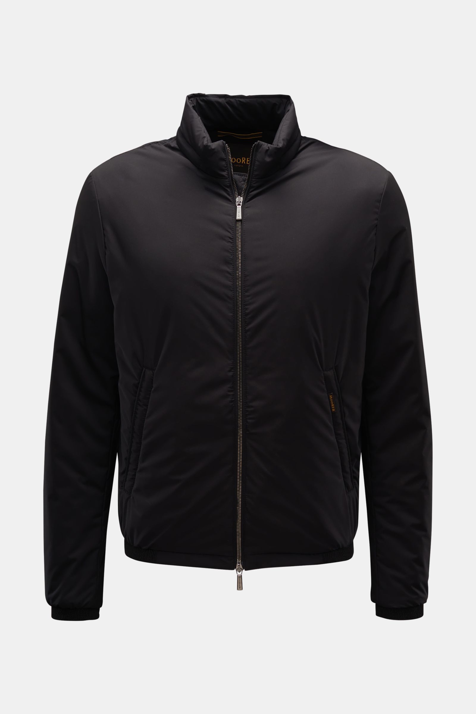 Moorer Blouson 'Stazio' schwarz, frontale Ansicht, Slim Fit, wasserabweisend, Microfaser, leichte Wattierung, Kapuze im Kragen, zwei Innentaschen.